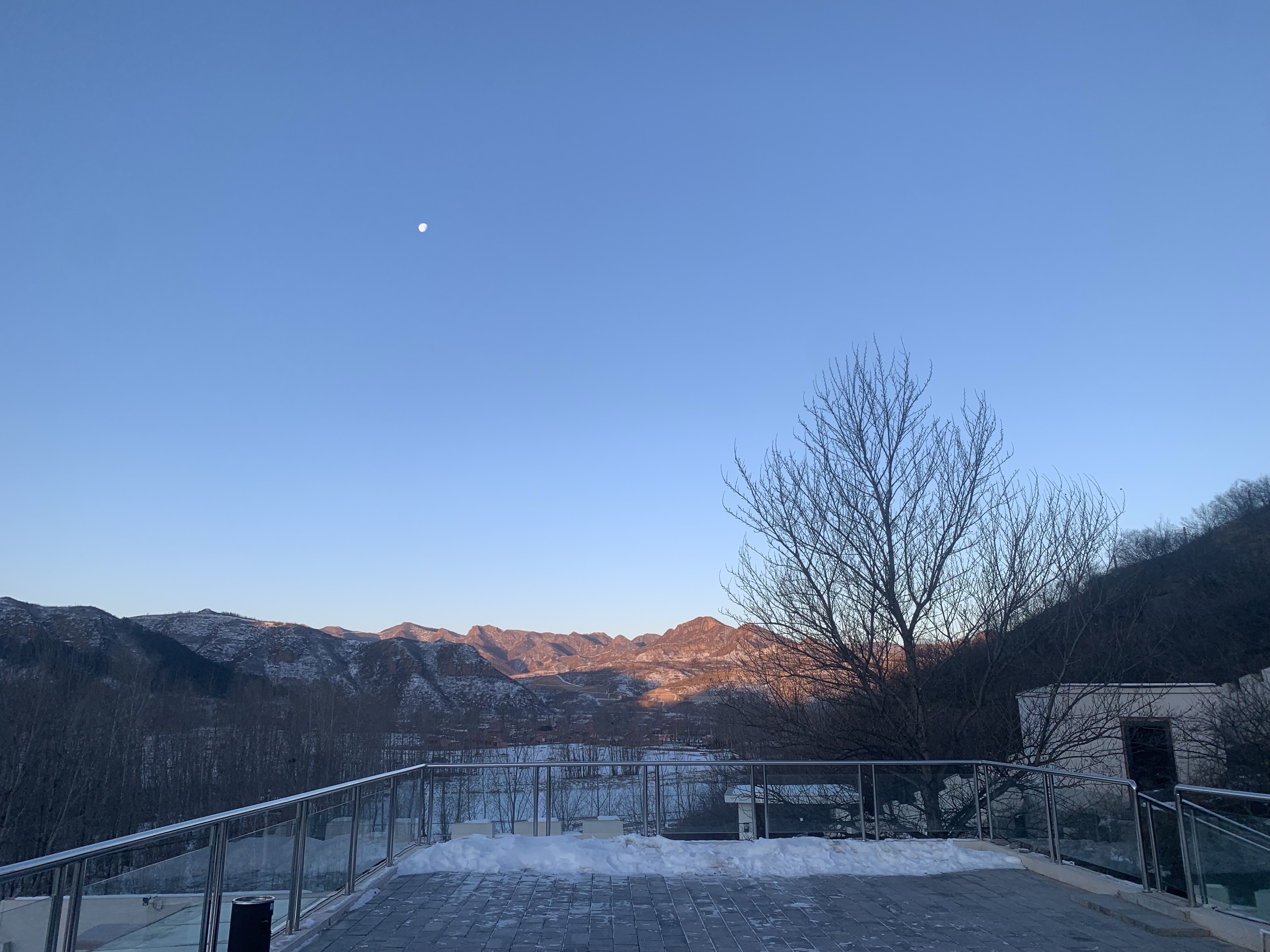 房子住的很舒服，幽静的山村里，美滋滋的洗个温泉澡，真正的温泉呦，看着田间的雪，以及因为地热湍急流淌的