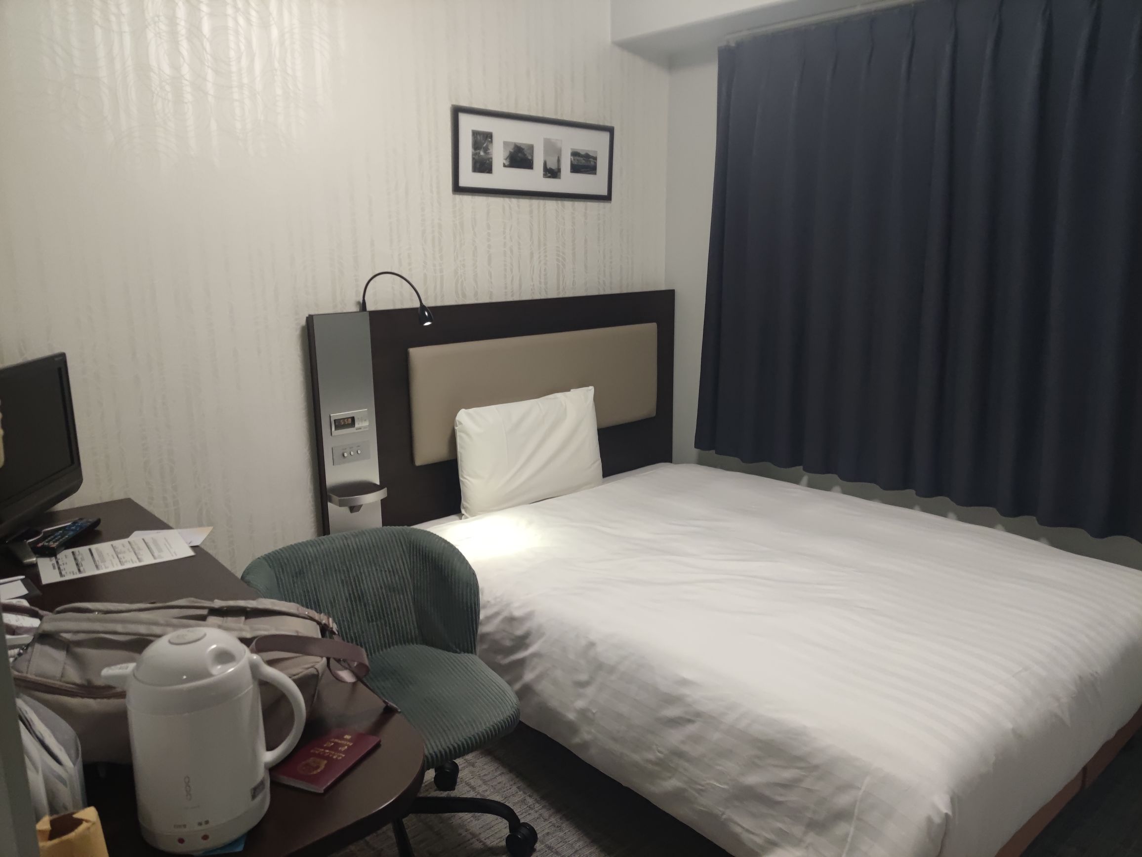 日本的酒店真是把空间利用到了极致，虽然小，但是什么设备都有 房间隔音很好，床铺睡着特别舒服，空调给力
