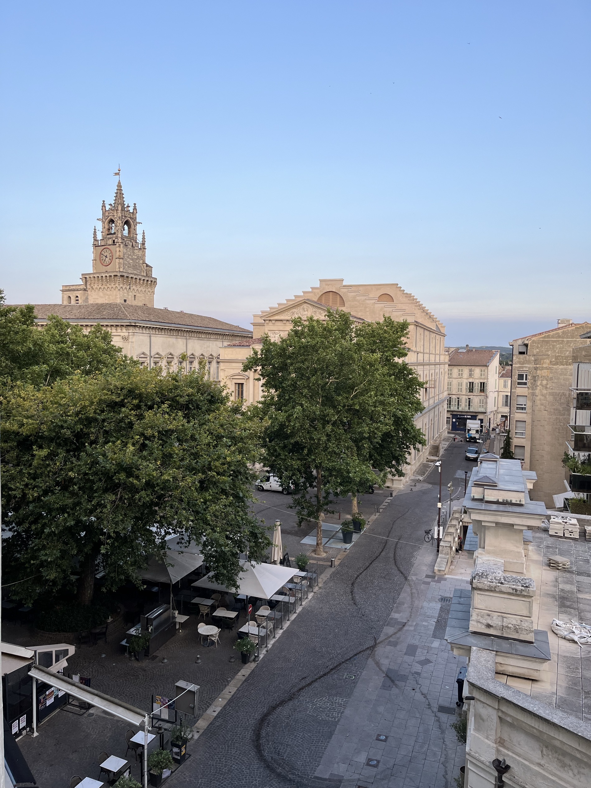 这个酒店的位置非常好，步行距离可以到达avignon 的主要景点，旁边就是教堂，楼下附近吃的餐厅也非