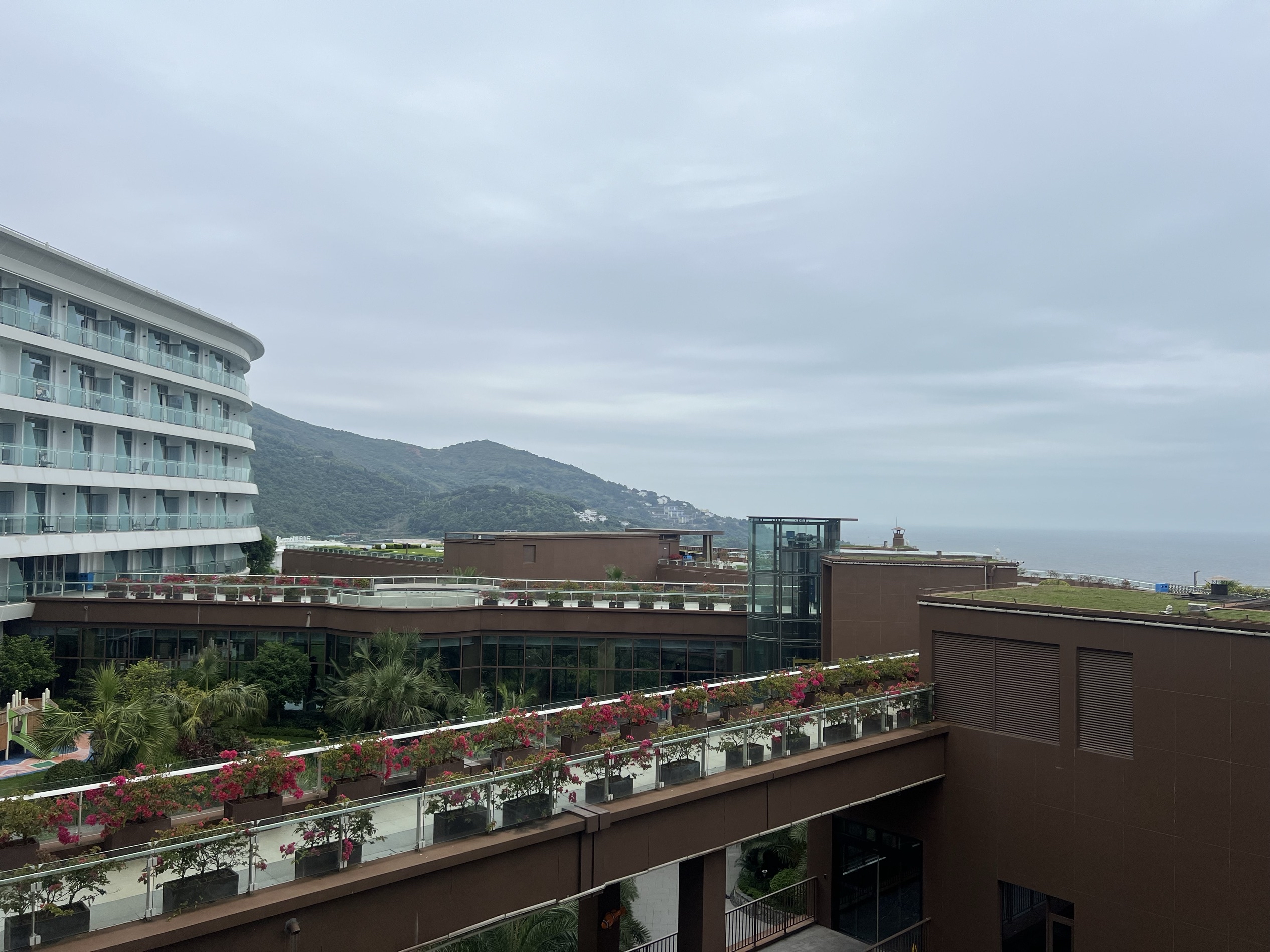 温州苍南的海景酒店，设计的挺有度假风格的，离海滩很近，沙滩和海景没有达到预期，水上活动挺丰富弥补了不