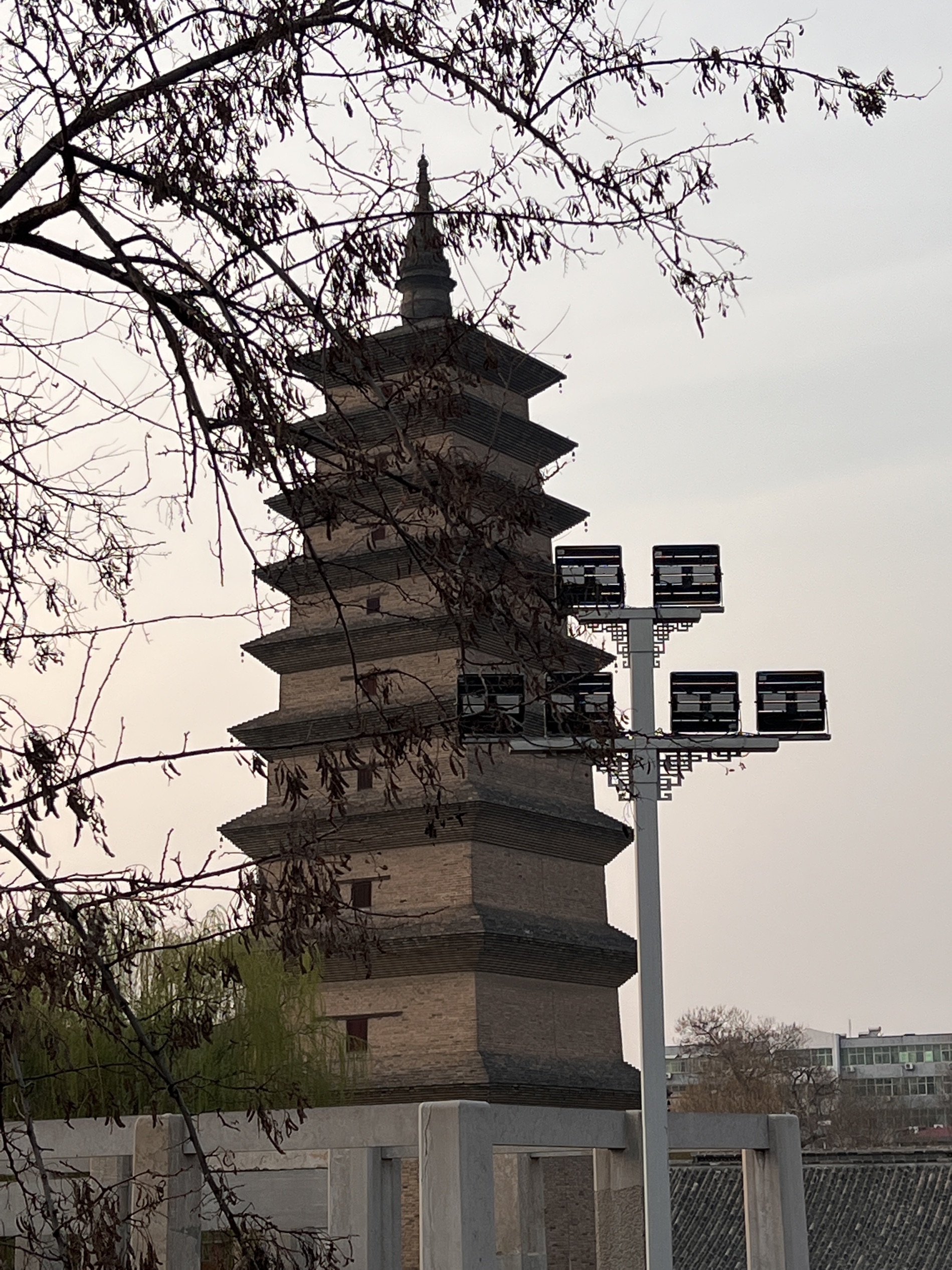 第二次入住这家酒店，地理位置方便，这条街有很多吃的，早餐不远处有家包子馆很不错，我们到达的晚没有大床