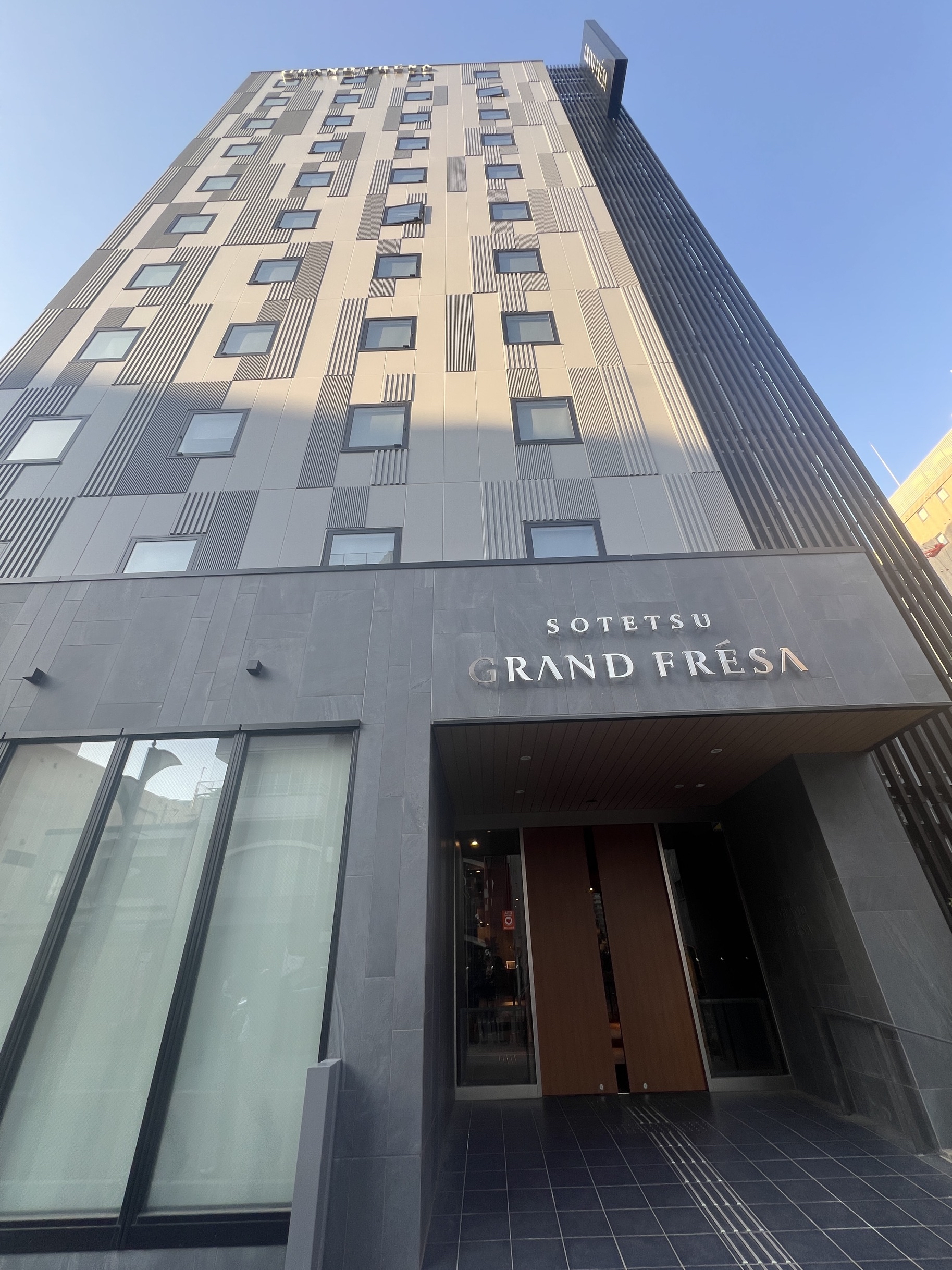 熊本相铁Grand Fresa酒店是新酒店，位置好，房间大，卫生干净，可以自助入住，下楼逛街，找吃都