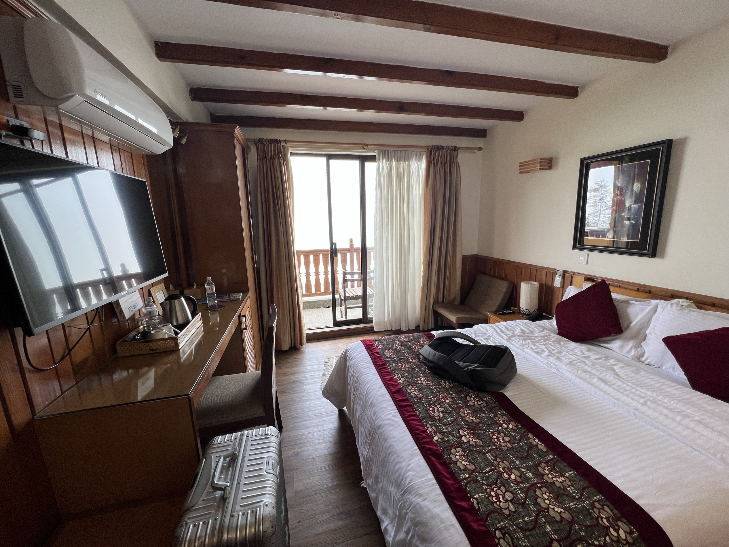 除了房间小点房间旧点，其他挺好的。真不知道尼泊尔这边酒店怎么评的星，室内那些4星真不如这个3星。服务