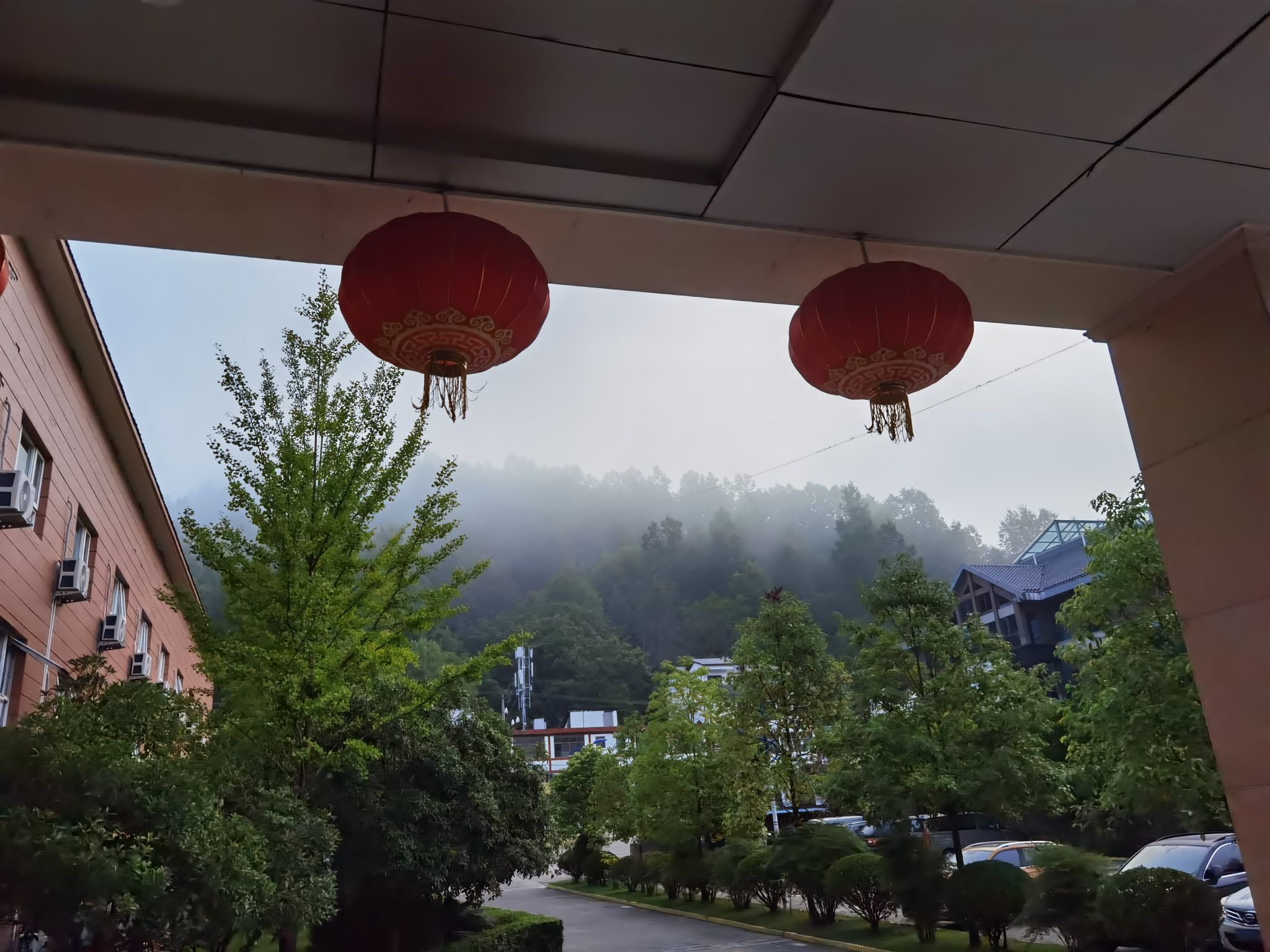 阳坝条件最好的宾馆了！宾馆后门出去就是景色旖旎的风景，尤其是早起后云雾缭绕，颇有意趣，简直是神仙所在