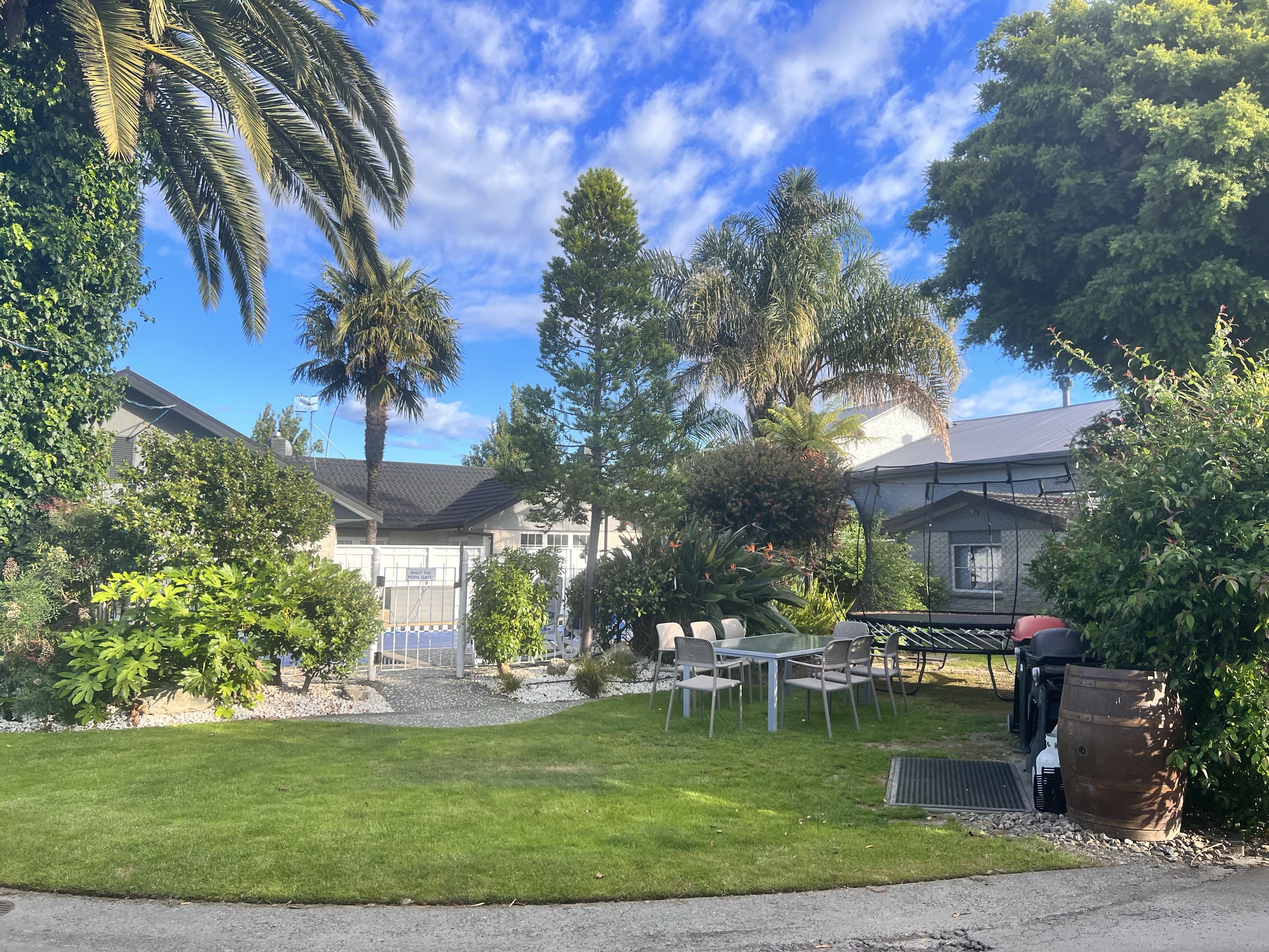 在新西兰20天住的最好的酒店，所有的细节都很好，酒店虽不大，但庭院精致很美，有烧烤区，儿童玩的区域。
