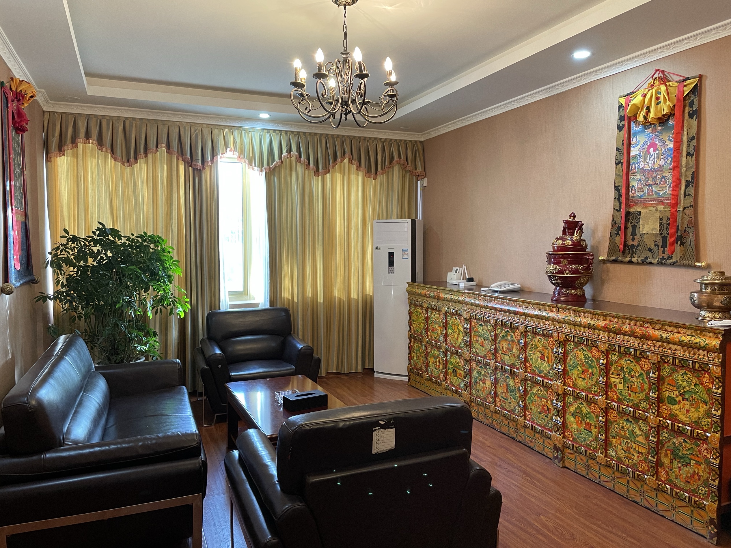 萨迦寺附近最好的酒店了，每间都有立式空调，房间干净整洁舒适，服务员很友善，下次来还会选择这里。