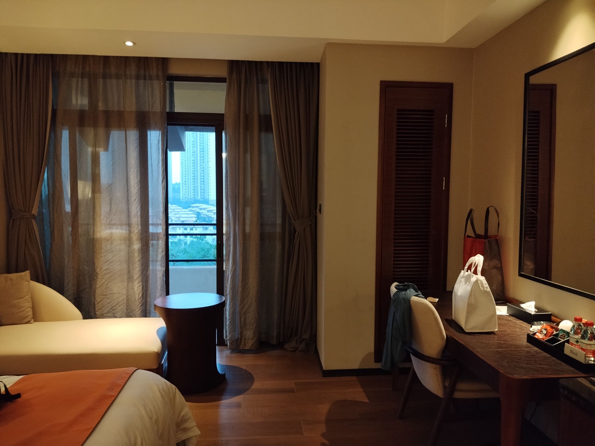 这家碧桂园凤凰城酒店房间还可以，比较新。前台给升级到顶楼，所以视野开阔。房间宽敞，卫生间也整洁清爽。