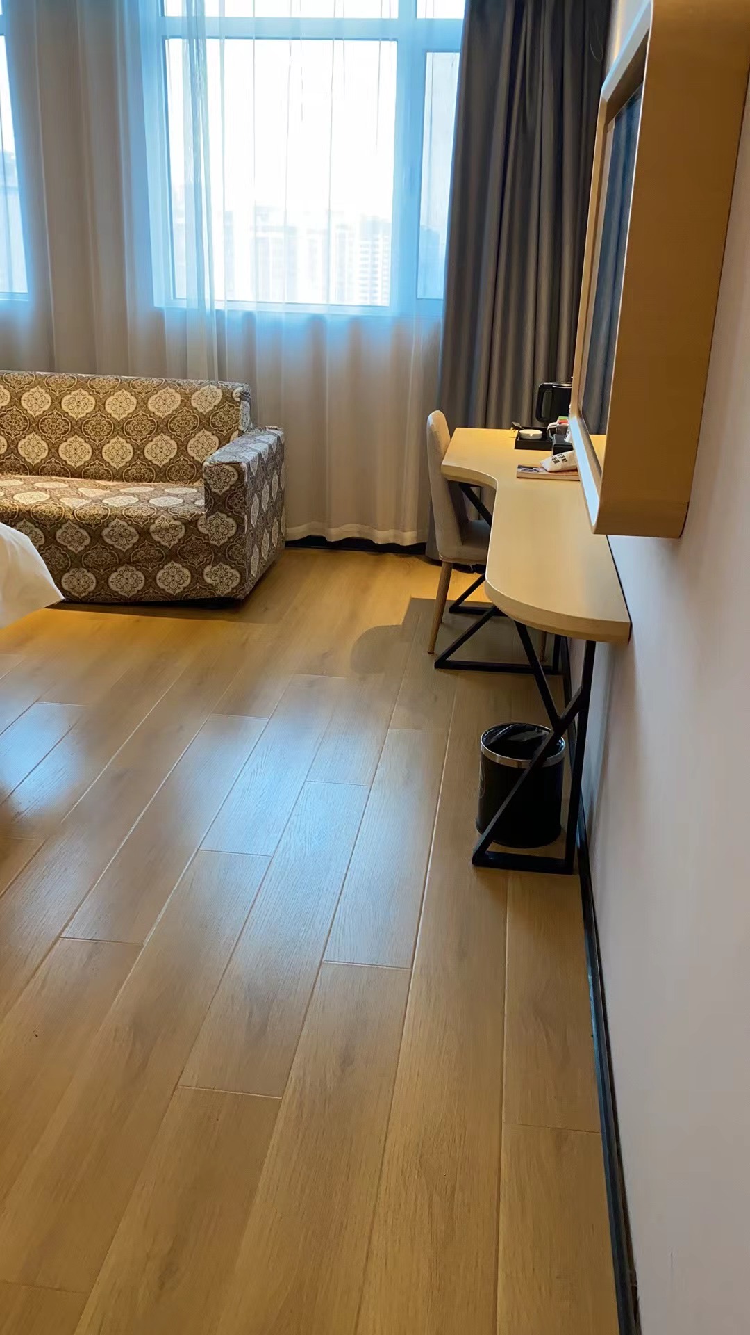 酒店环境舒适，房间卫生干净整洁、服务方面恰到好处，尤其是酒店员工热情友善，让人心情愉悦。