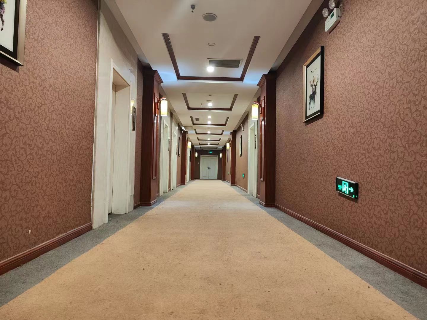 酒店环境不错，位置很好离龙海公园很近，酒店卫生不错干净整洁，设施齐全，装修的挺高大上的，房间空间很大