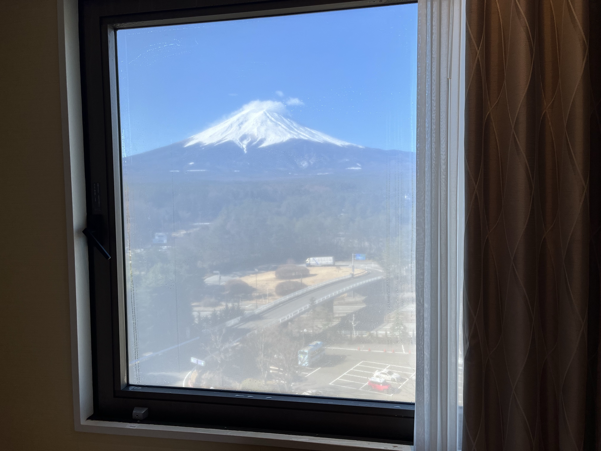 酒店的设施设备都非常高级，房间也宽敞，窗子对着富士山，早上一醒来拉开窗帘的那一刻，震撼