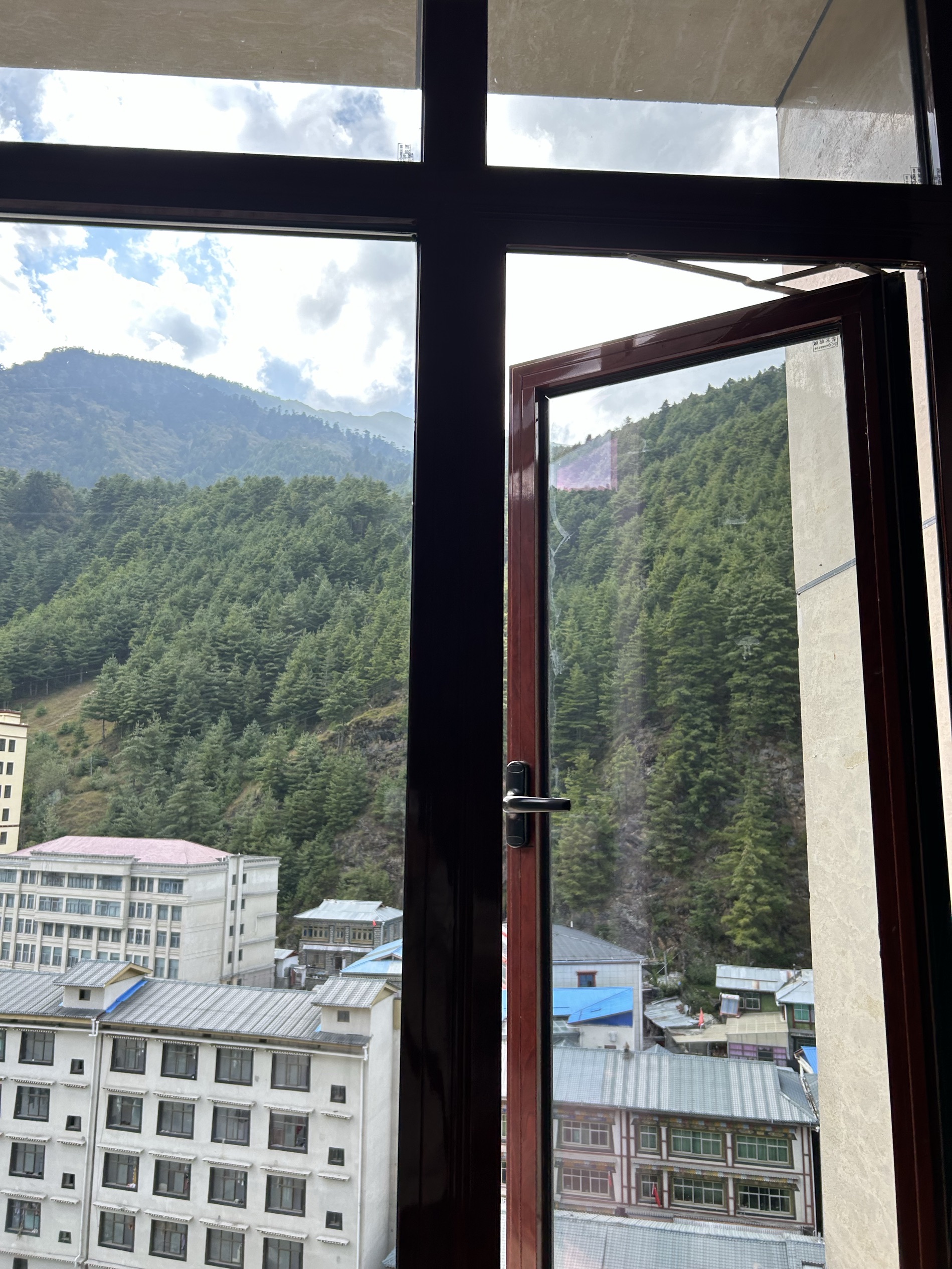 在西藏自驾一周了，感觉亚东县是一个适合休整的地方，海拔不高，没有高反，这次入住的酒店环境很好很安静，