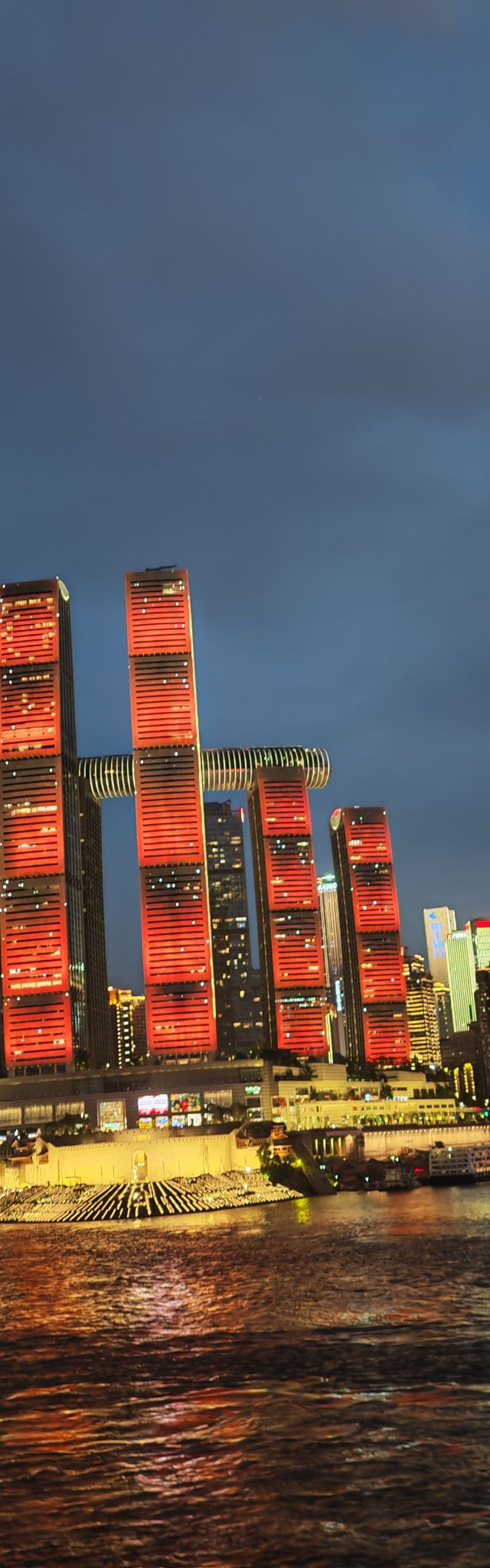 黄色的法拉利 上下起伏的道路 李子坝穿墙的地铁 运载