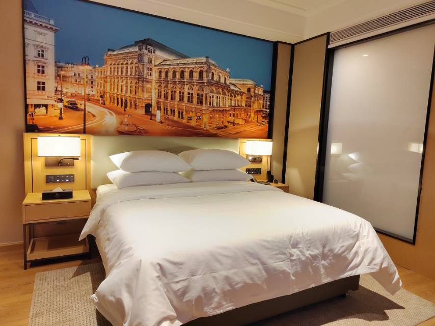 酒店房间好有质感，小度可以控制切换柔光，明亮模式，睡眠模式，睡眠模式一开起把空调都会同步到相应合适的