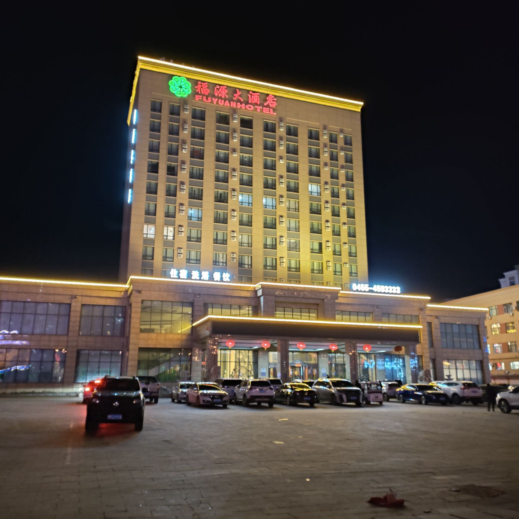 小县城最豪华的酒店，房间超级大，设施齐全，卫生管理规范，床垫很舒适！能够达到两星以上的水平！只是价格