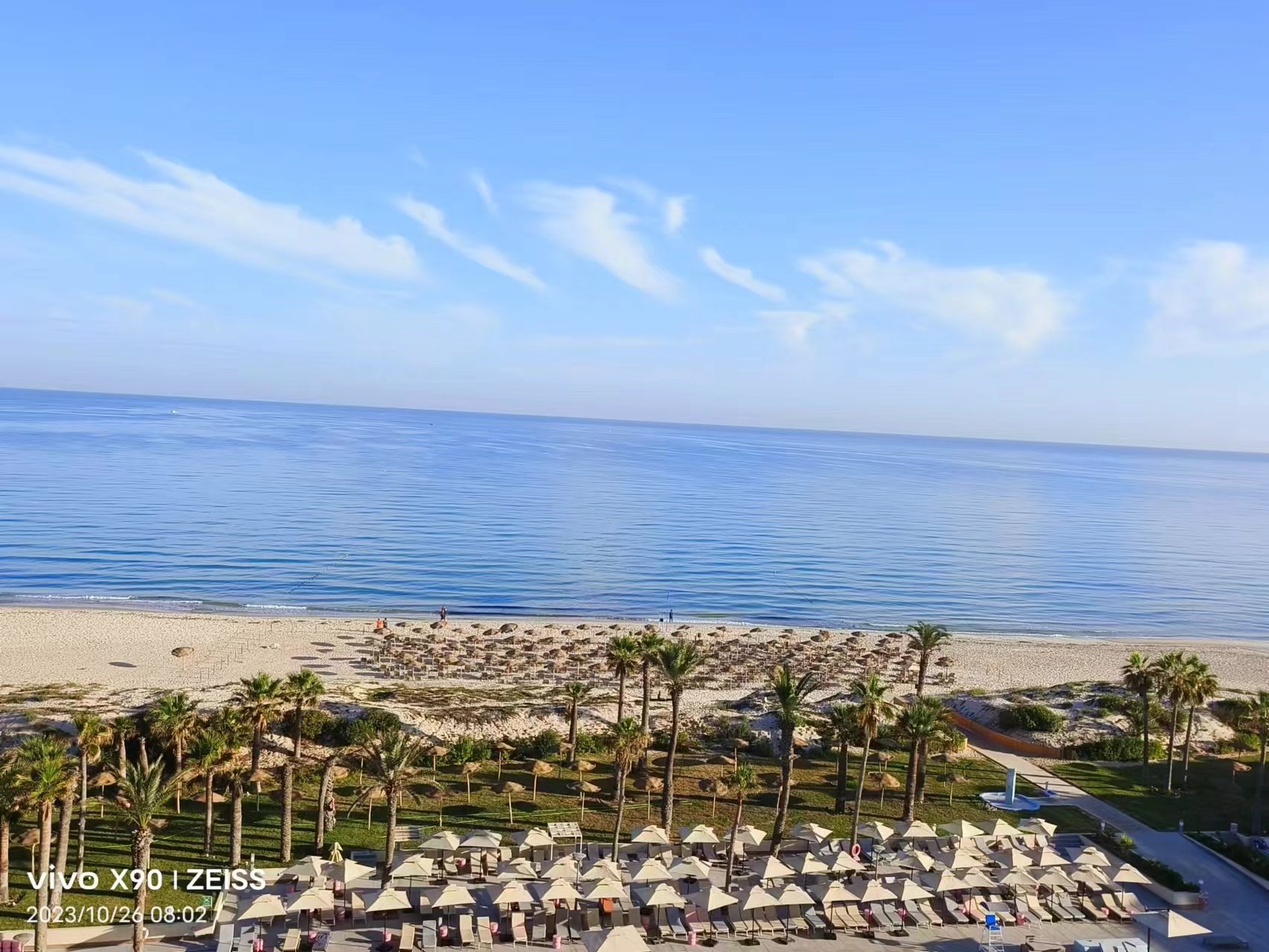 酒店前台特别好，帮忙升级了房间，海景非常漂亮，这是在突尼斯住的性价比最高的一家酒店，早餐种类很丰盛，
