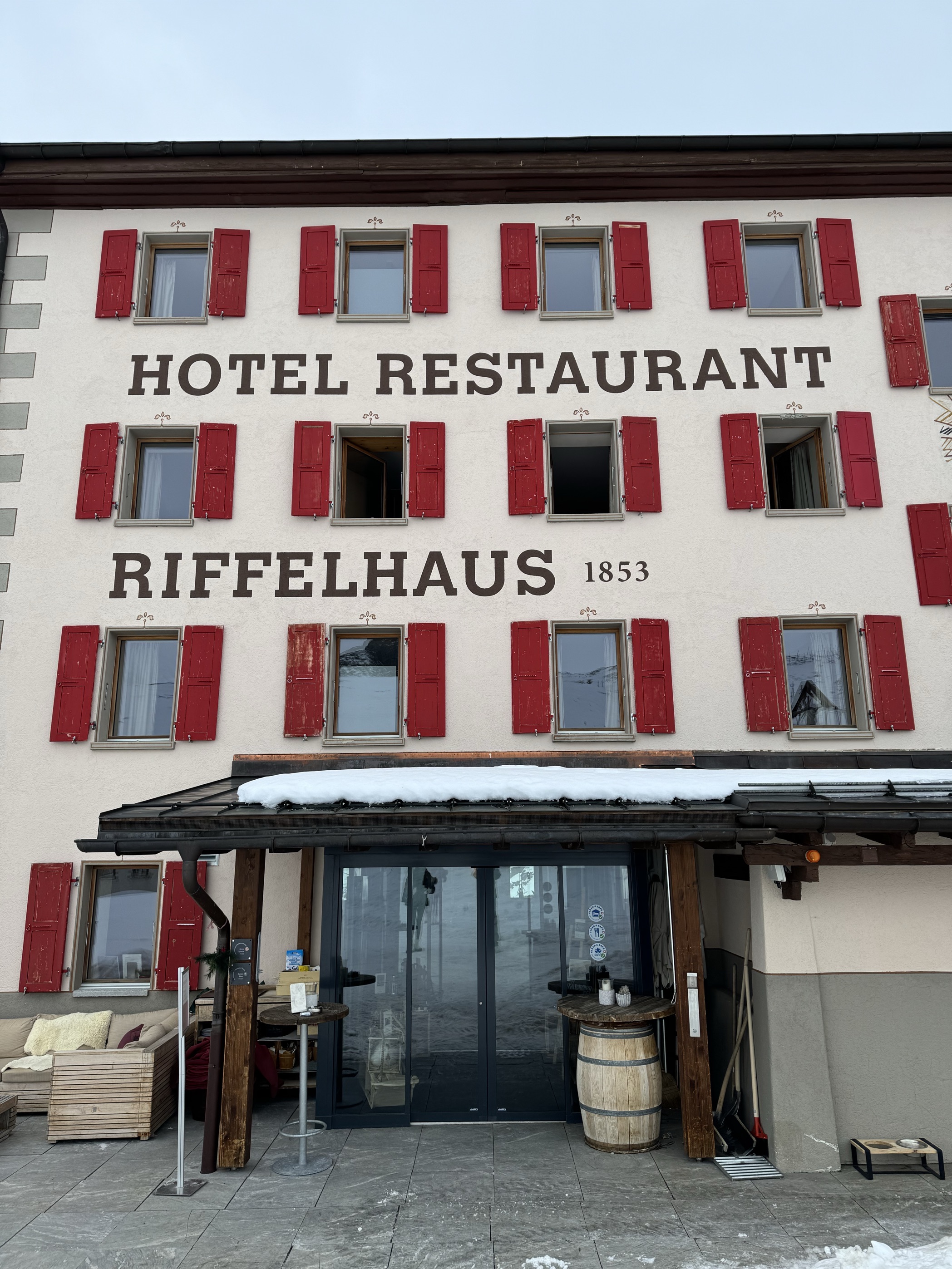 瑞士之行住过最棒的酒店，从zermtt坐火车到riffleberg站下车之后提前通知酒店前台会有人帮