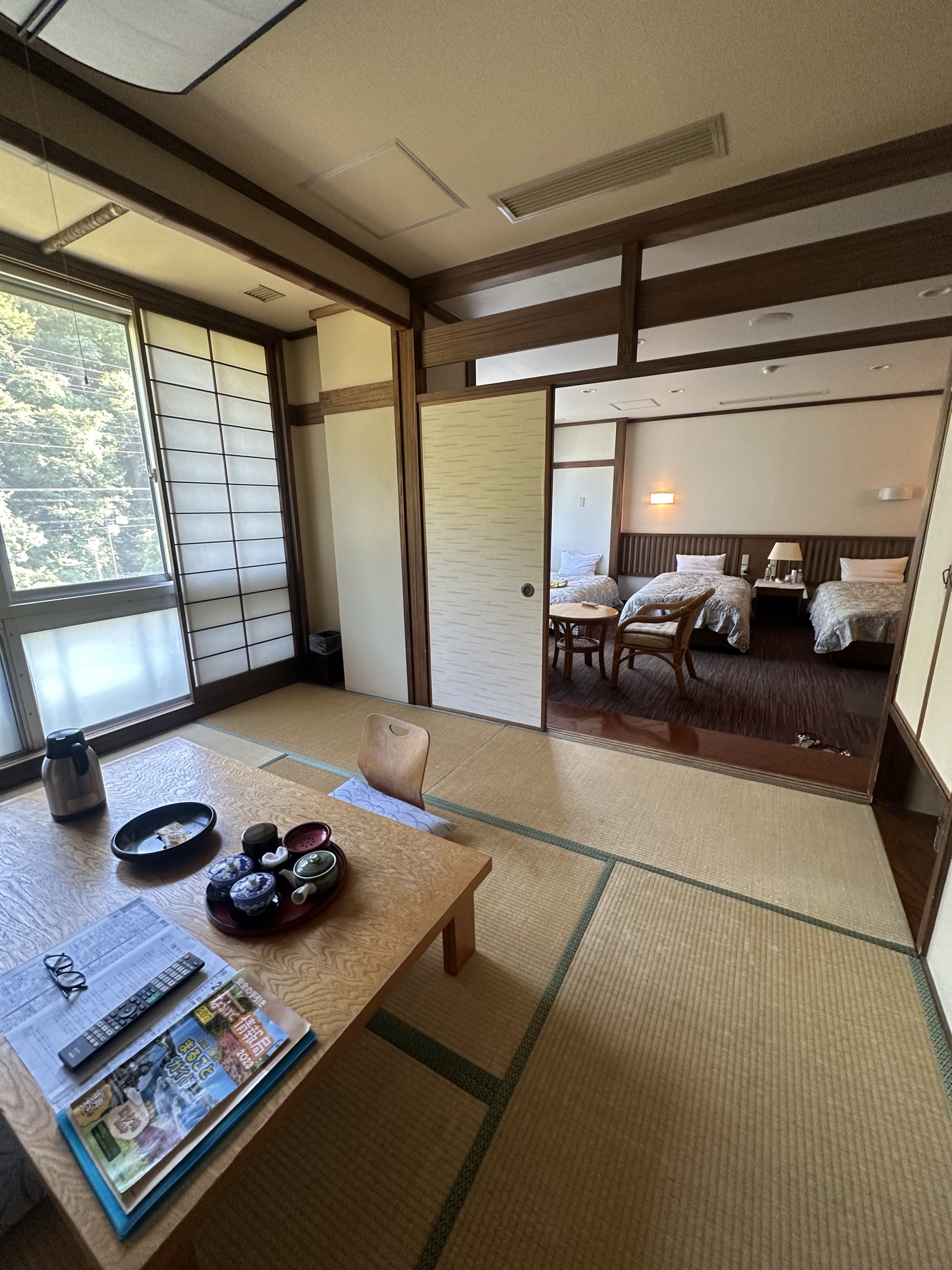 传统的日式酒店，房间很大，洗澡要去公共浴室，晚上12点结束，房间里有茶，有小点心，酒店有点老，但是还