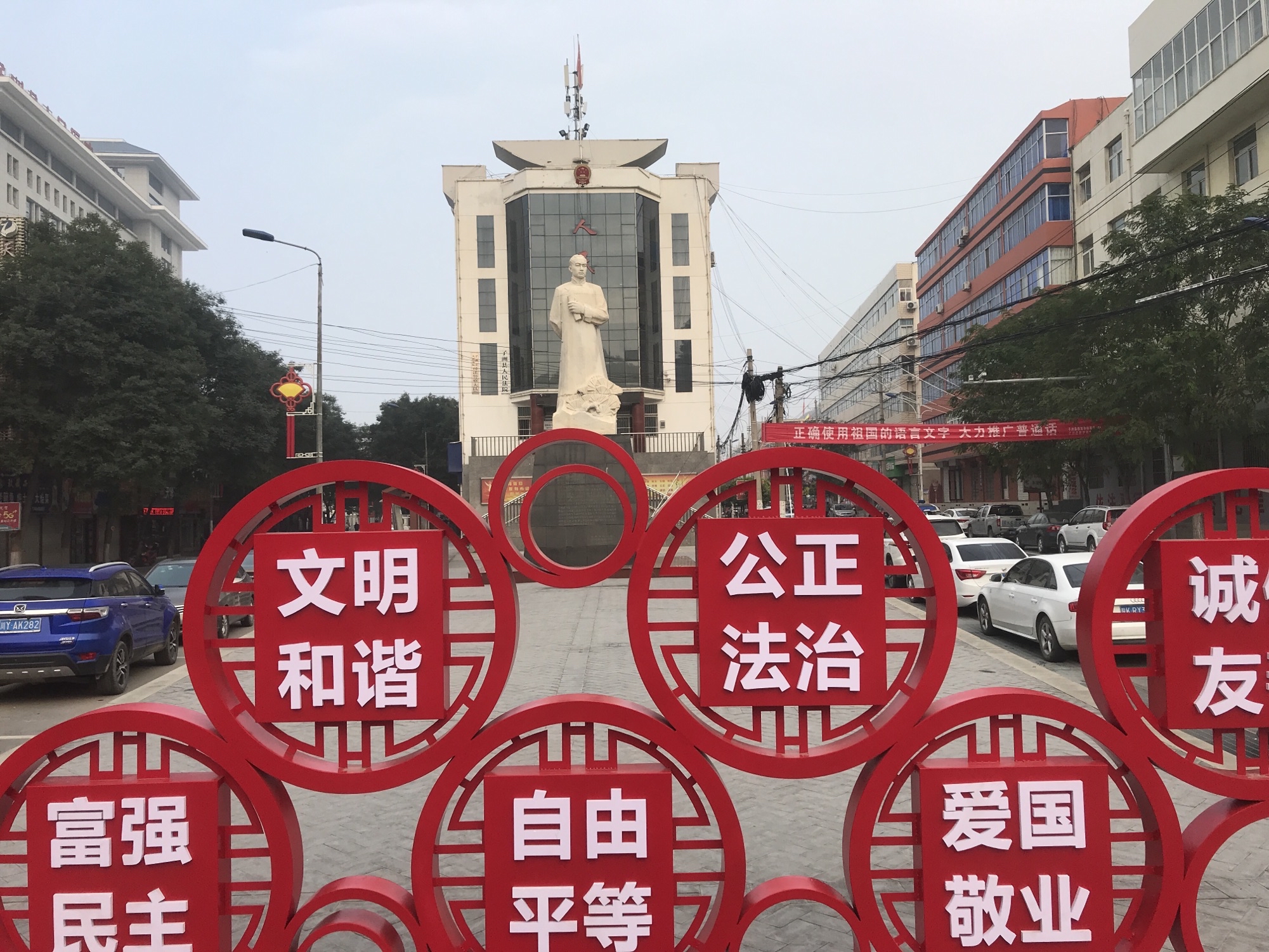 门口晚餐、早餐都比较方便、特实惠。 房间比较大、有电梯，适合旅游住宿和出差。 离高速路不远，出行方便