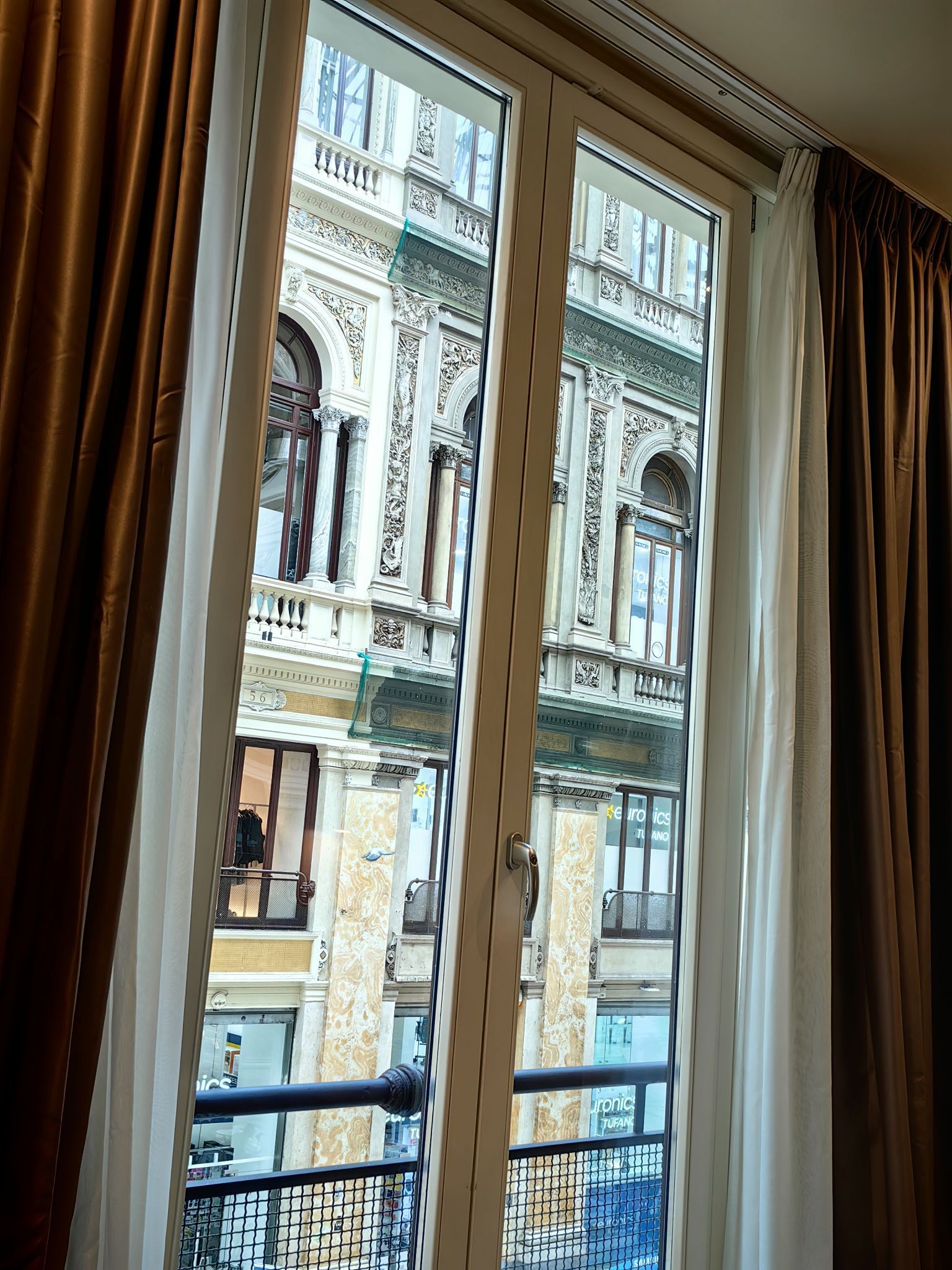 酒店位于市中心，翁贝托一世长廊内部，站在窗前就能看到楼下的人群，玻璃很隔音，唯一确定就是房间面积不大