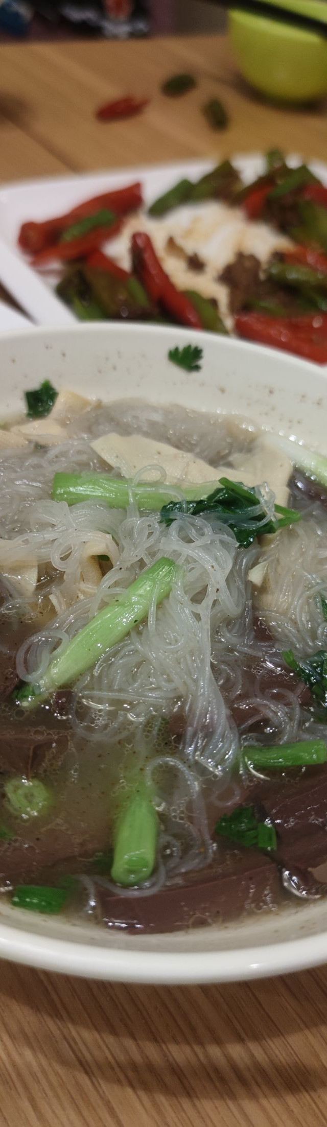 有几个人偶与孩子互动可以有效解决办理入住时孩子在旁边无稽六受的