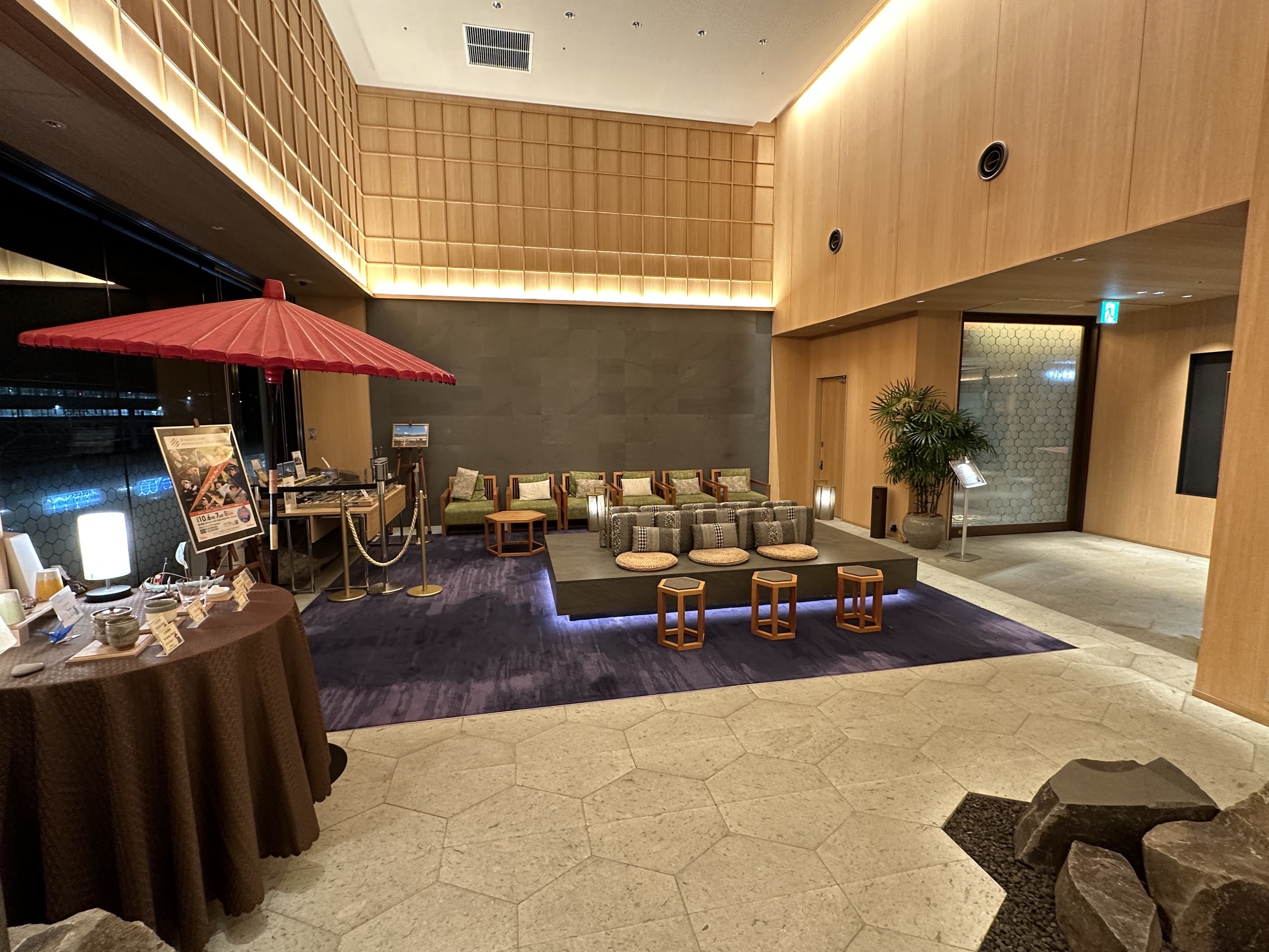 很新的酒店，位于三岛站南口，房间也挺大的，顶楼有露天大浴场，天气好可以看到富士山。酒店门口有一些餐厅
