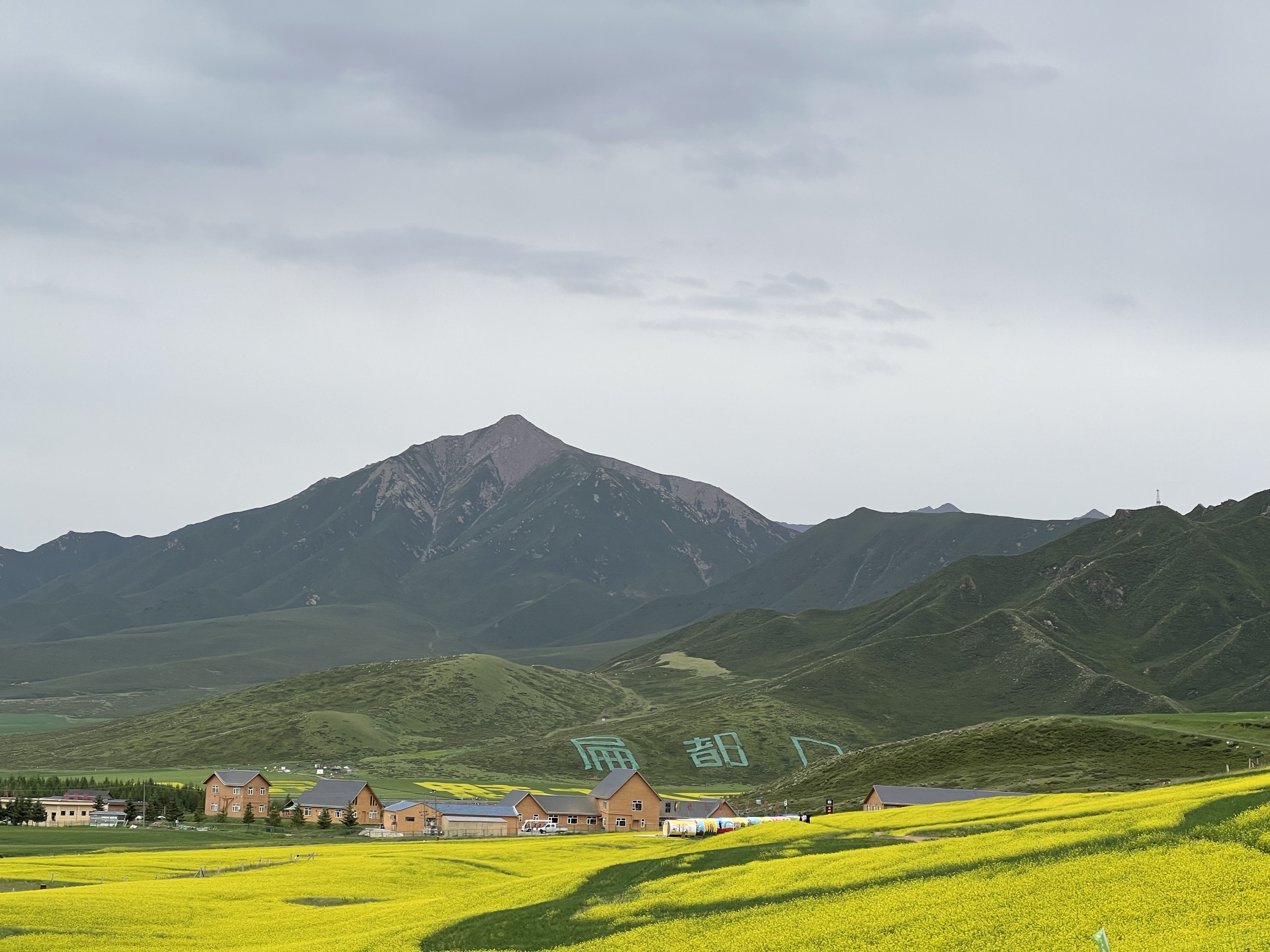 旅馆就在景区内，停车、游玩、住宿都很方便；房间是小木屋，性价比高，女老板人很热情，给提供了早餐，虽然