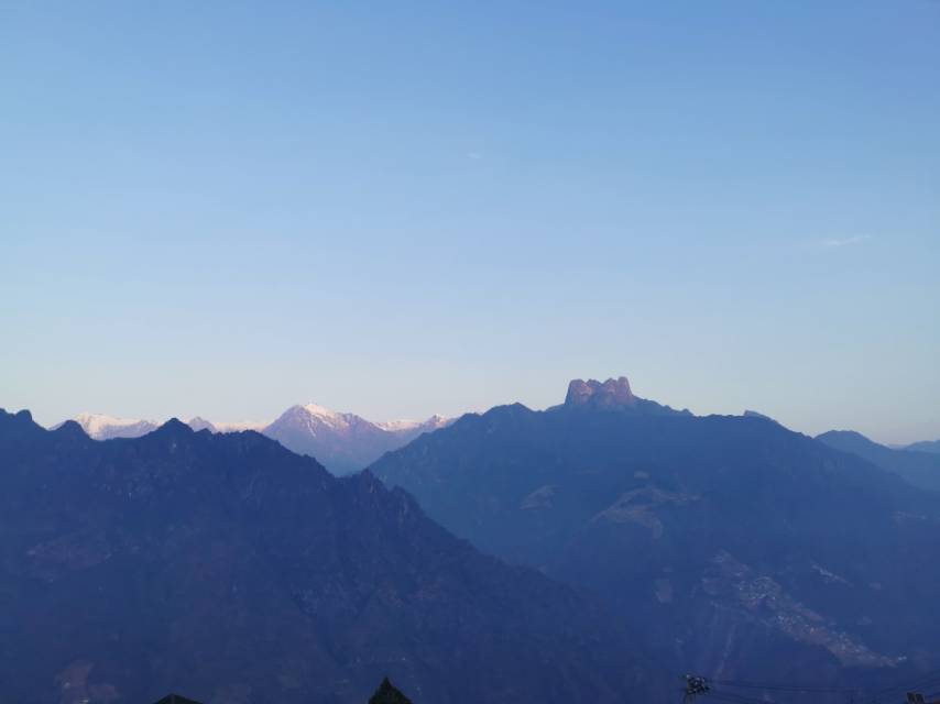 这是早晨从房间阳台看到的皇冠峰和日照雪山。酒店位于老姆登村的最高处，有停车的地方。小两口很热情，帮忙
