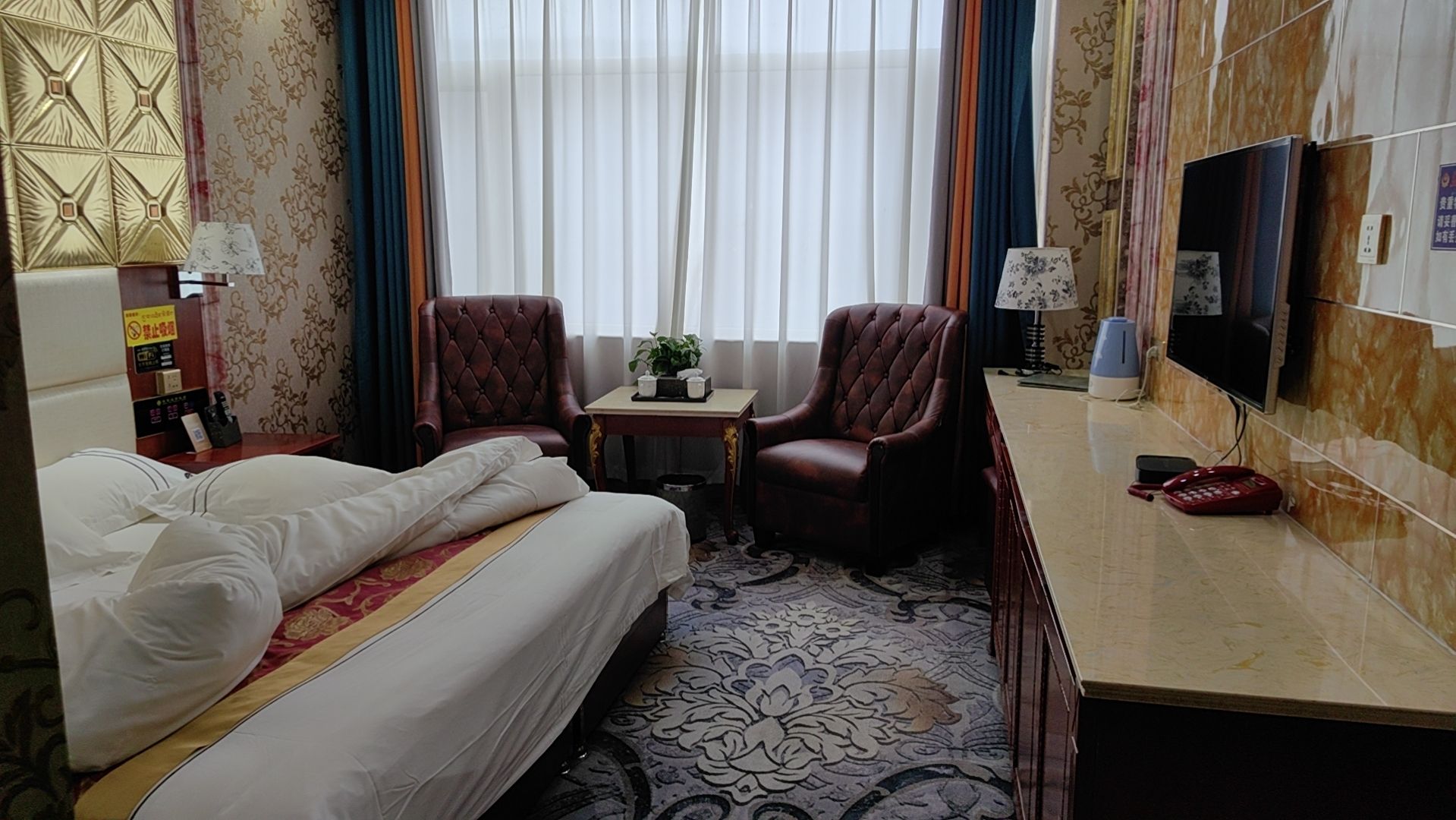 1、酒店虽然是老牌酒店，房间处理的挺干净，没有异味 2、酒店隔音效果也不错，挺温馨的，让我休息非常棒