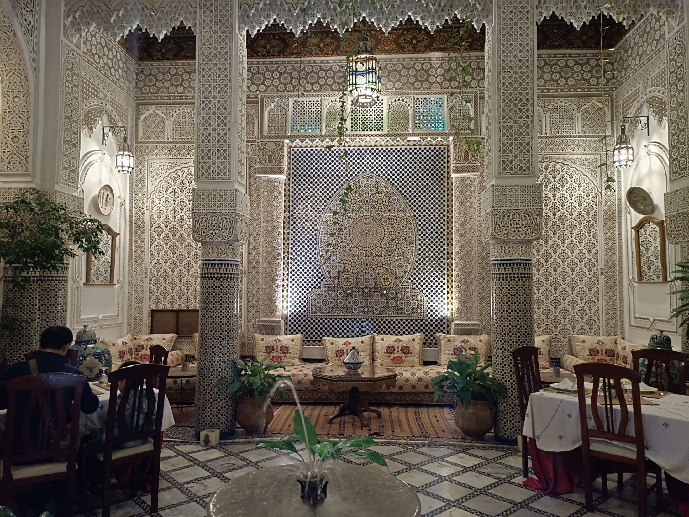 一个像皇宫一样的酒店，内部装饰琳琅满目，服务非常专业。在这里用晚餐可享受当地美味，炖牛排，摩洛哥沙拉