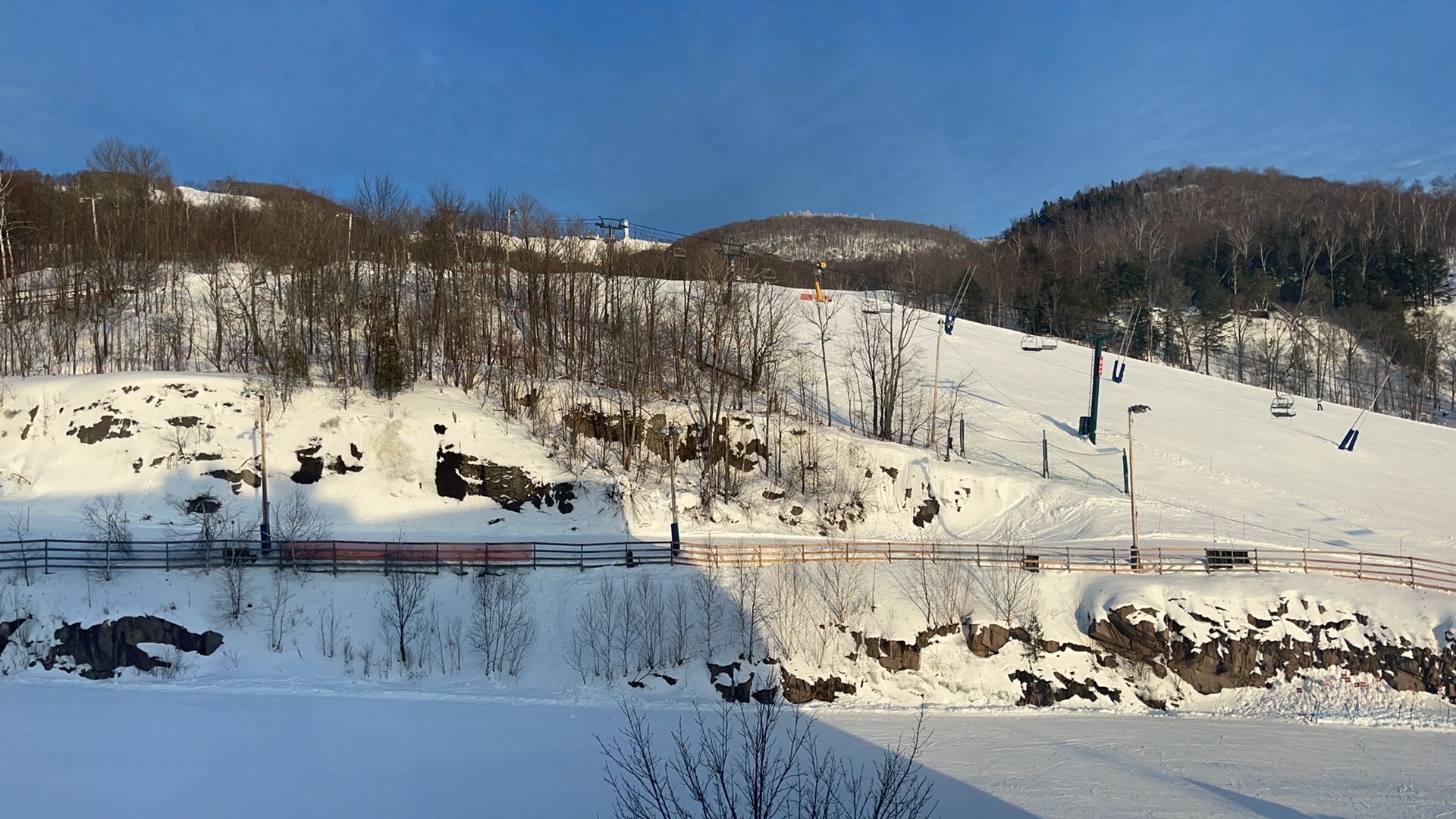 为了去滑雪定了这个酒店，附近的酒店都是围绕着雪场，去滑雪都是方便的。酒店楼下可以租雪具，买票，附近吃