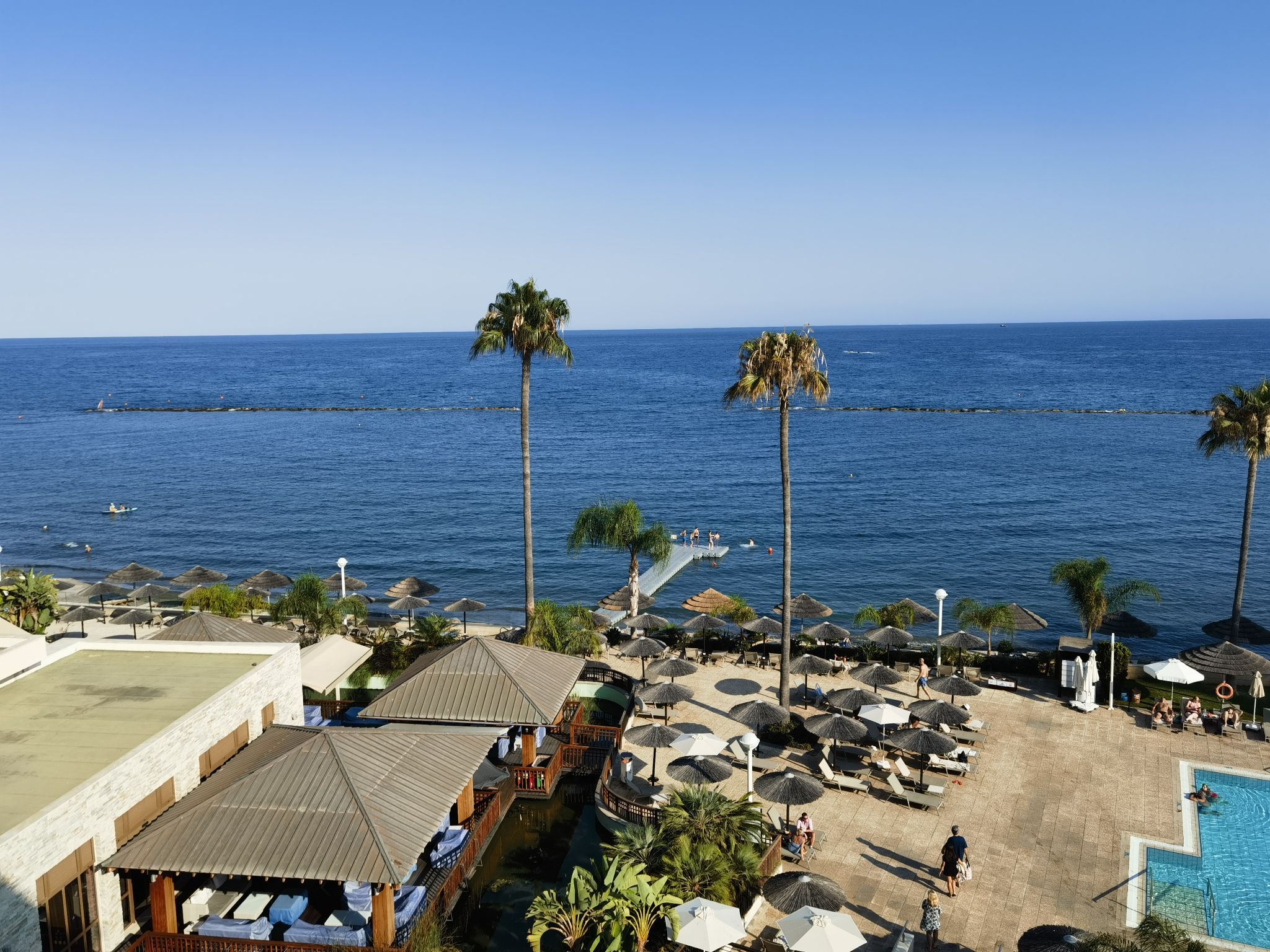 大西洋米拉马雷海滩酒店环境优美，早歺丰富，晚上酒吧有演出，房间空间较舒适，海景房景观非常好！唯一不足