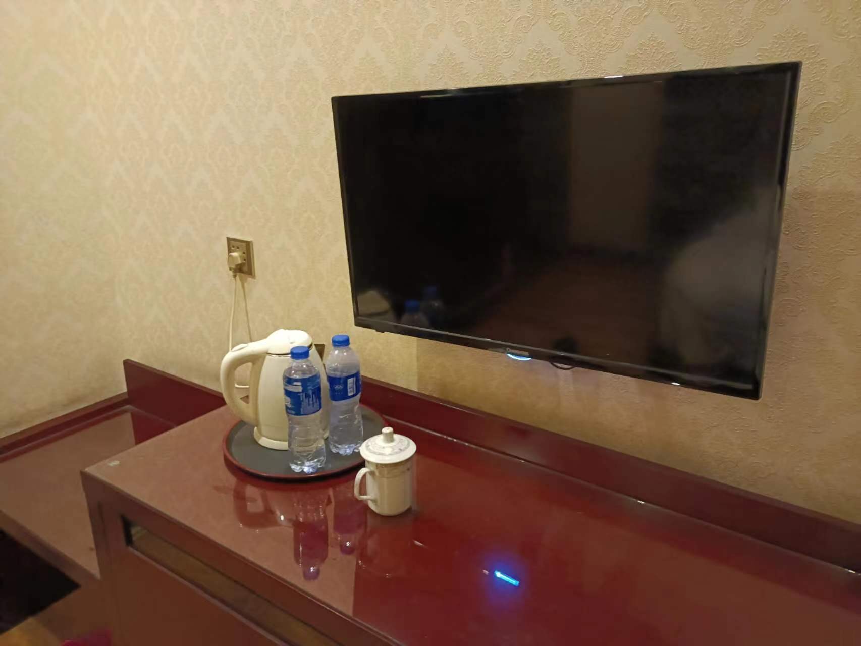 这家酒店的工作人员服务态度还不错，房间内设施比较齐全，有热水供应，酒店干净整洁，就是入住的这个房间空