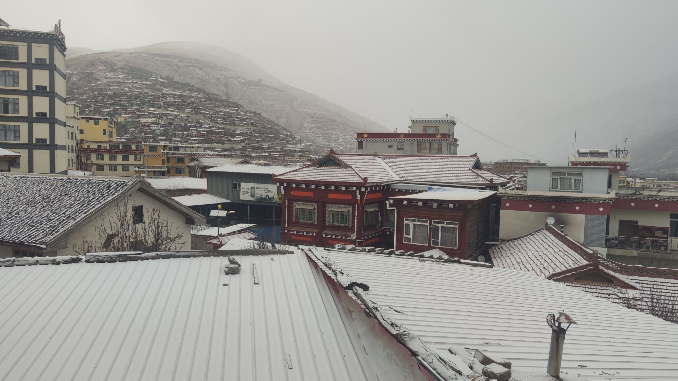 房间干净整洁  地暖非常暖和 终于告别电热毯和空调导致鼻子流血的窘境了 服务人员温和友善 见带孩子 