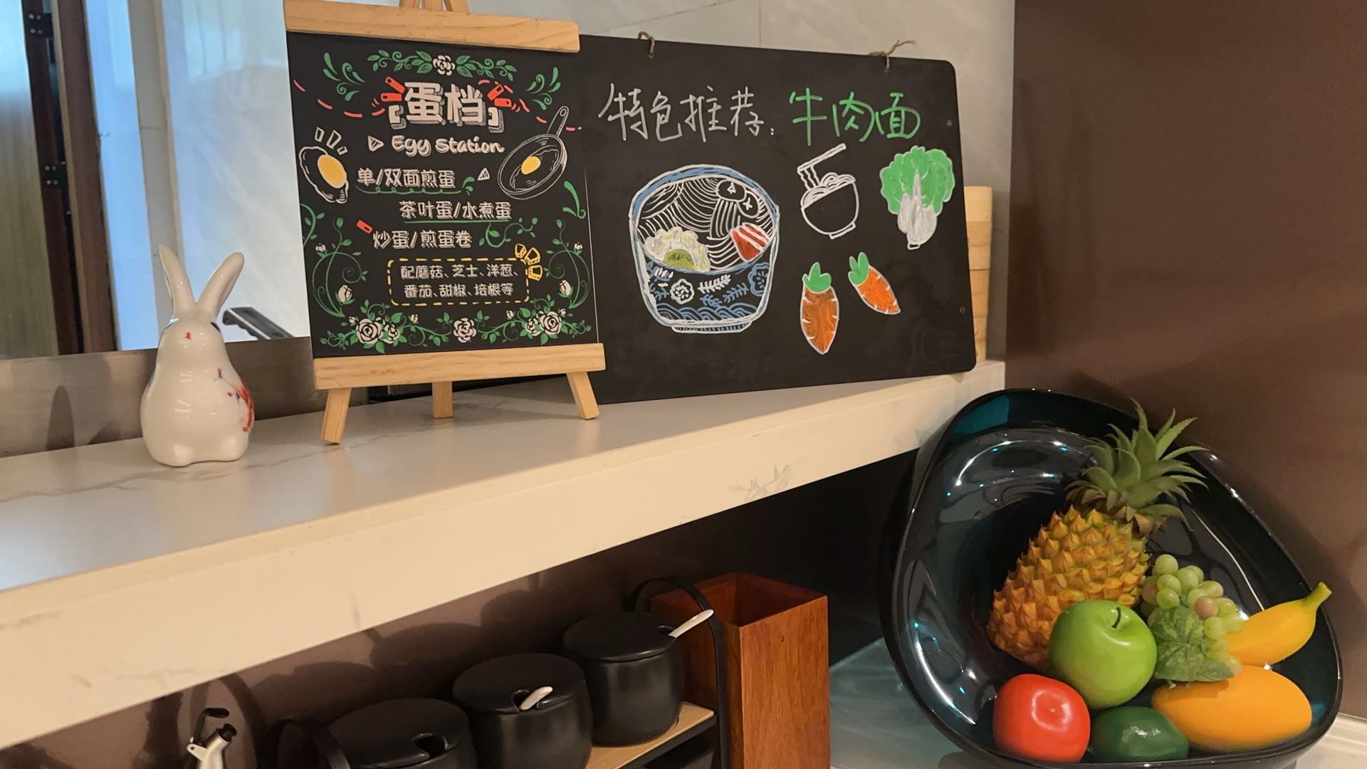 阿图什美华酒店是一家令人满意的酒店，它有许多优点： 1.地理位置优越，周围有许多餐厅、商场和娱乐设施