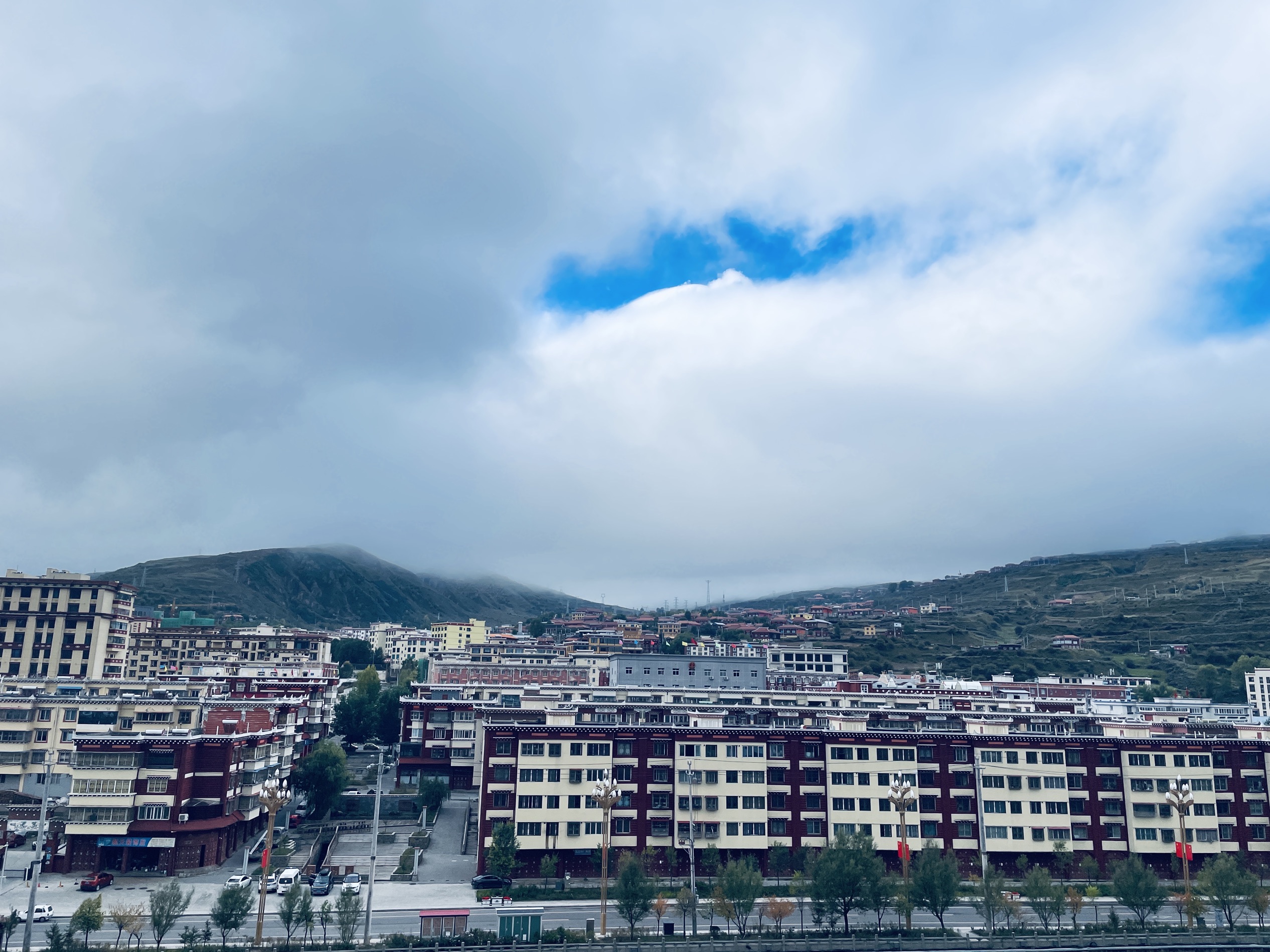 酒店房间和服务都不错，酒店外的风景也不错。不过就是厕所味道有点大。进门就一股尿味。应该是有小朋友在洗