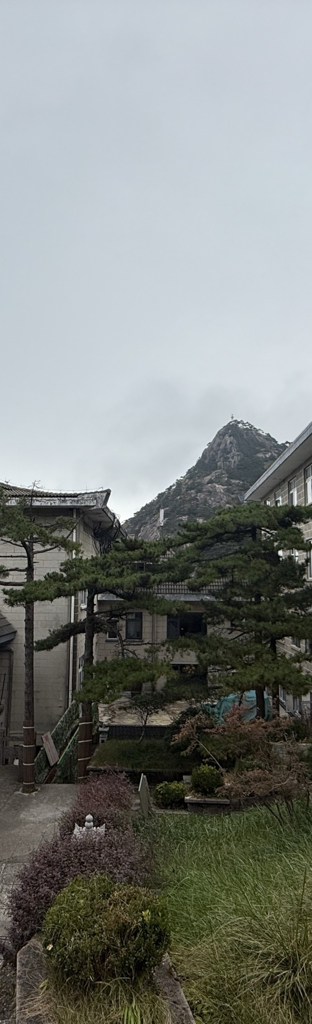 黄山两日游选择黄山顶上的白云宾馆,坐落在黄山核心景区天海旁,离光明