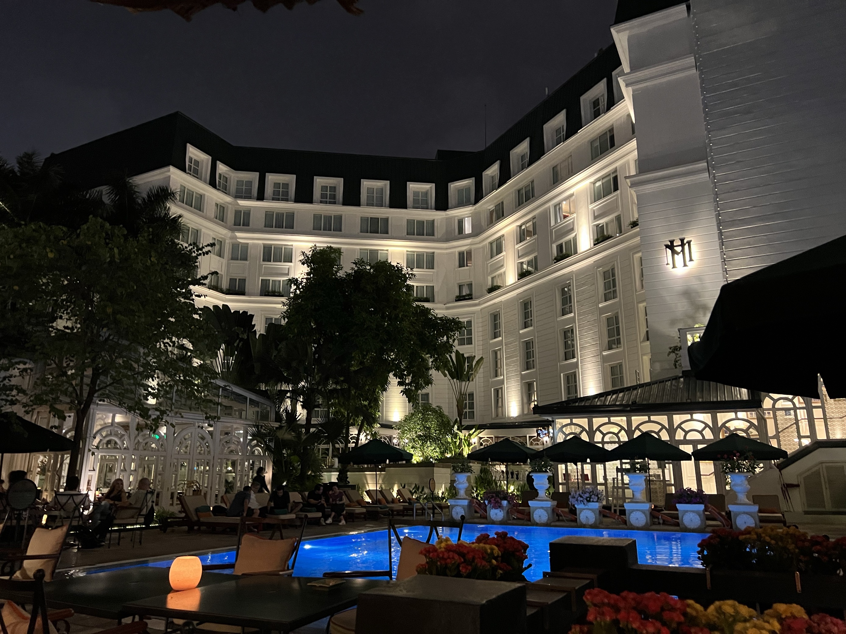 酒店在河内市中心，非常有历史感，十分方便，工作人员英语很好，非常热情，早餐非常棒，非常愉快的一次入住