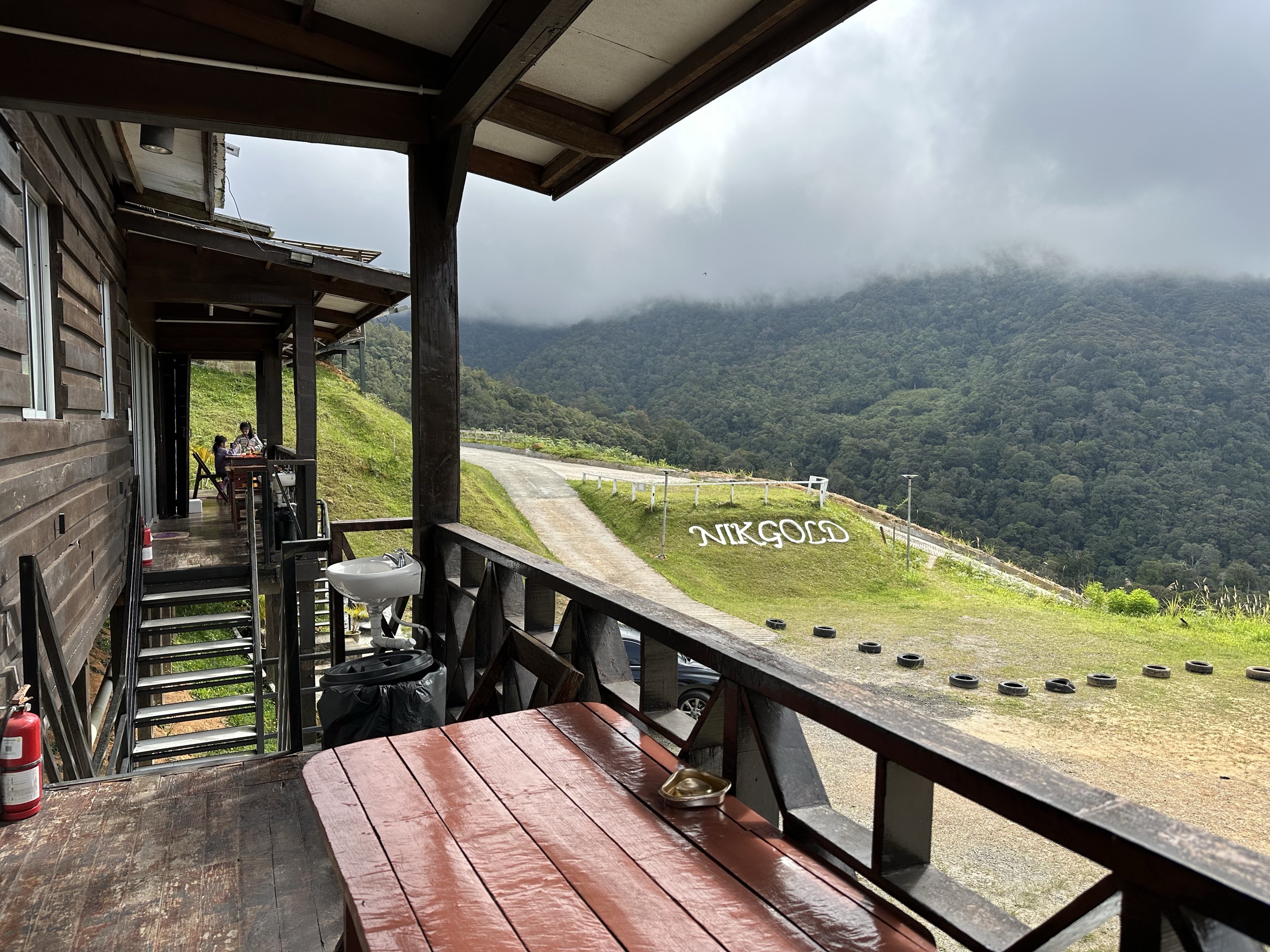 环境：位置非常不错，早上起来就能看到非常壮观的神山，隐藏在山谷里面非常安静，不会像马路边受到车流打扰