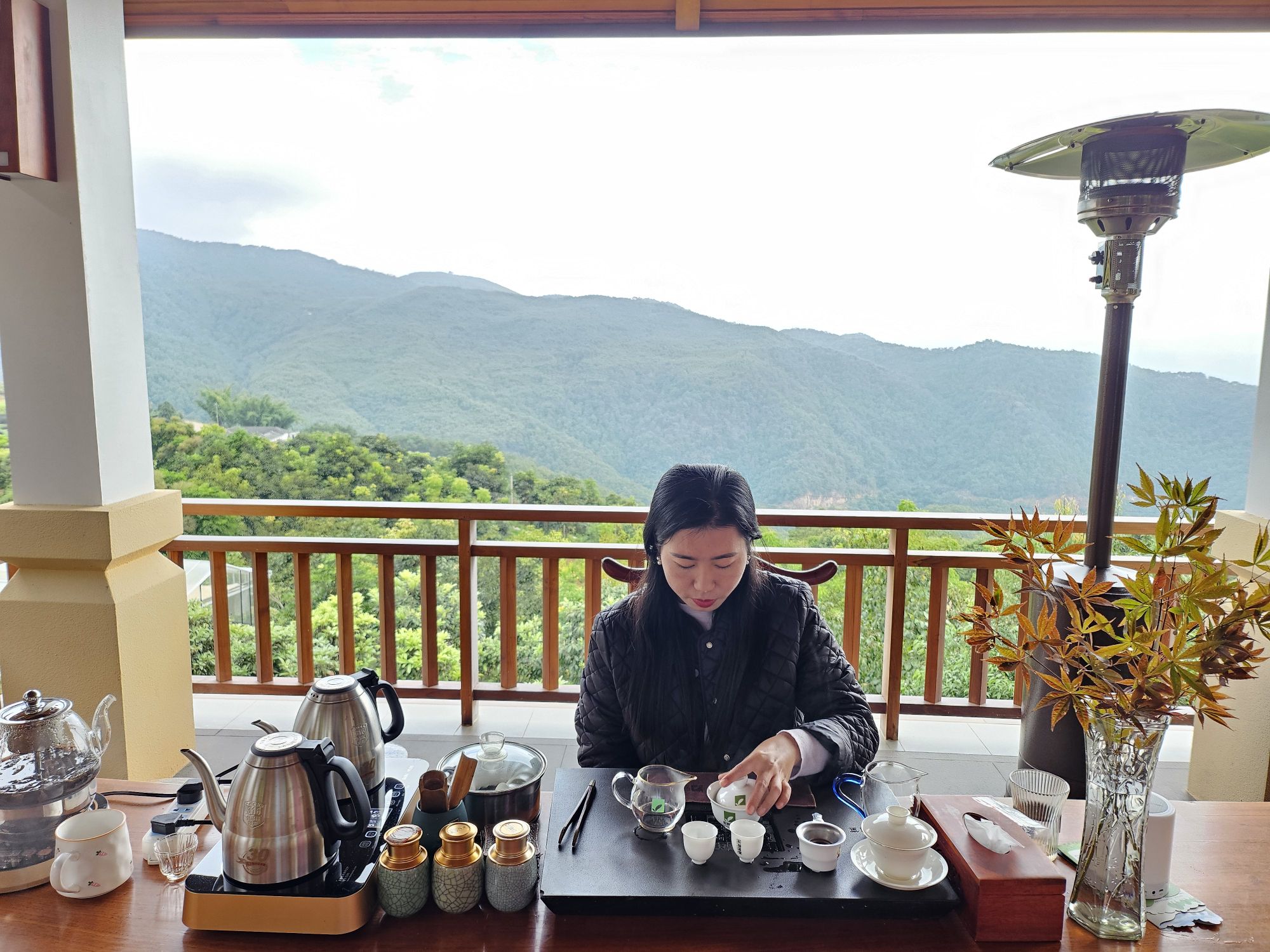 酒店在茶山之中，环境太好了，简直是世外桃源！！房间里赠送了茶叶可以自己泡，送的皂角燕窝也很美味。特别