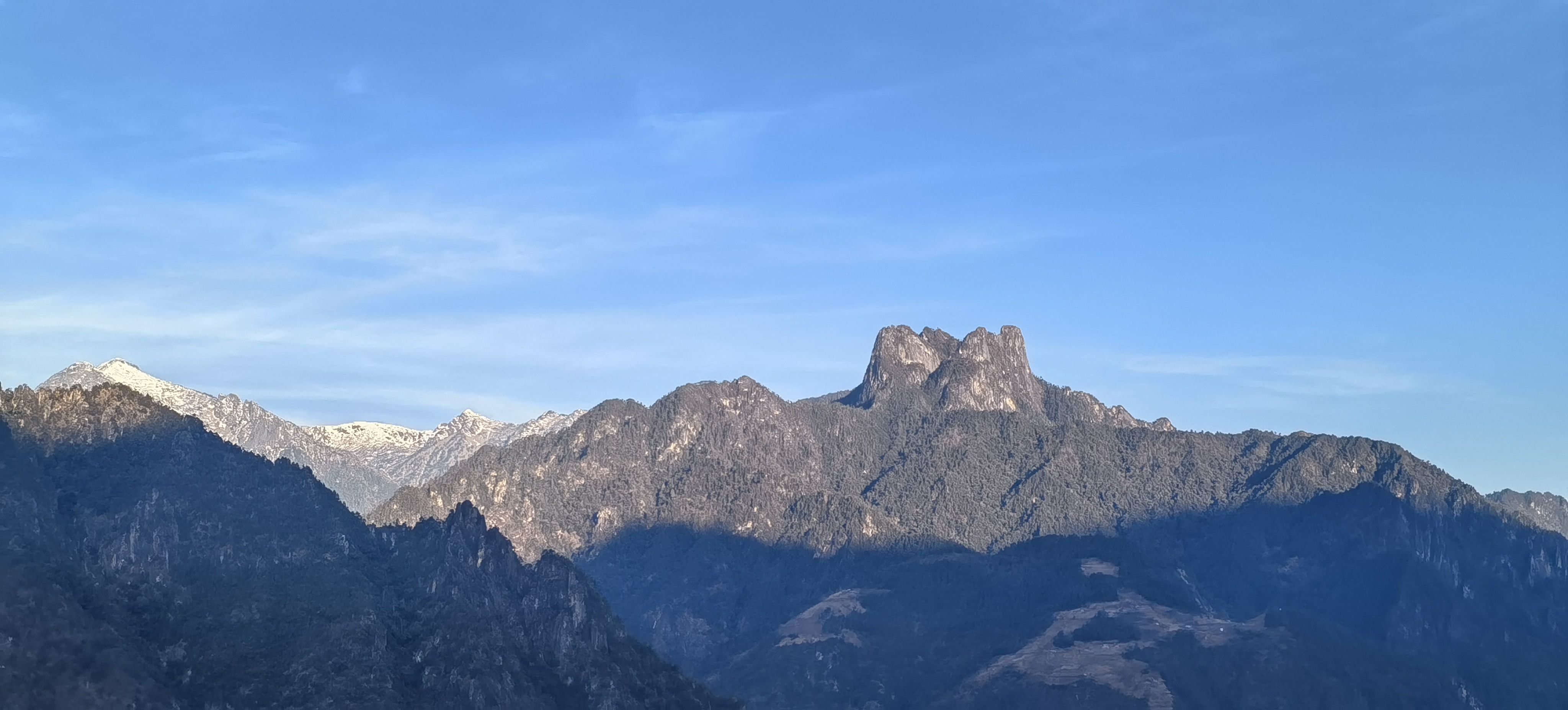 房间不大，但是阳台风景很好，躺在床上可以看见皇冠山和远处雪山。房间干净，设施齐全。老板小伙子人不错。