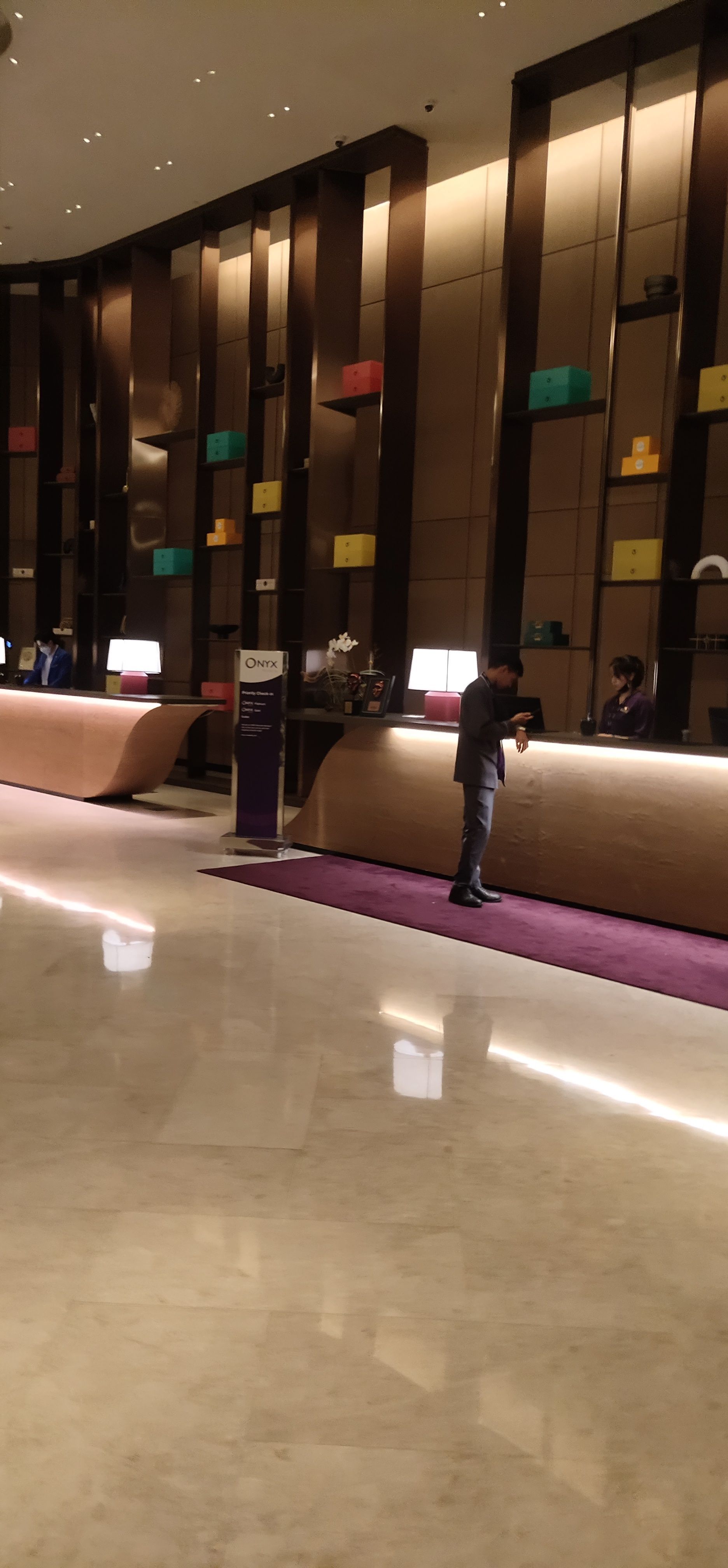 酒店比较新，周围环境好，离槟城机场比较近，房间卫生间比较宽敞，卫生干净，服务很好，早餐自助餐丰富品种