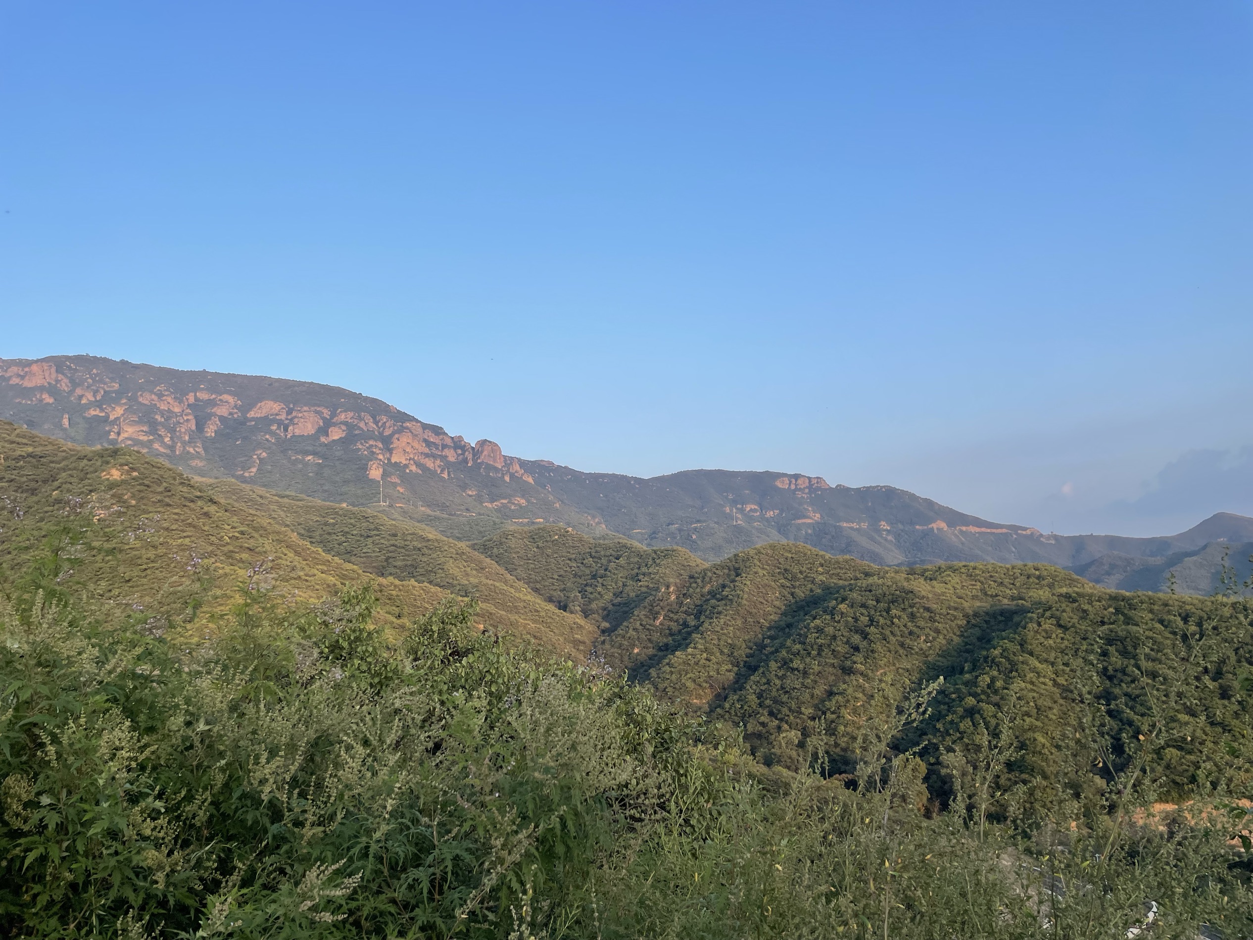 酒店环境优美，早餐质量不错，性价比超高，房间设施新，也很齐全，用品卫生质量好。前台接待对人很热情，值