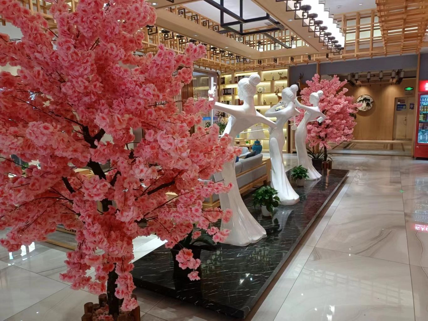 环境好，卫生干净整洁，服务热情周到，早餐菜品品种多，味道不错，设施设备齐全，停车方便，出差旅行不错的