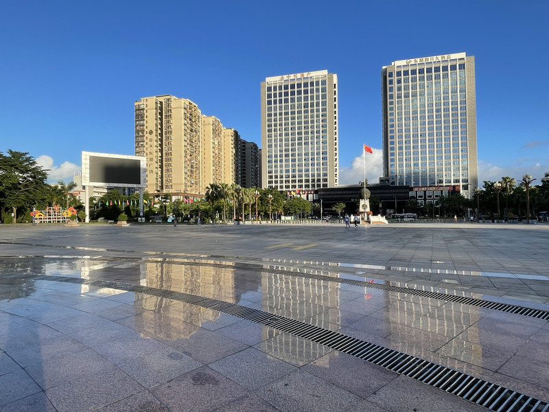 房间很大，设施齐全，景观良好，停车方便，东湖公园就在酒店前方，购物广场就在酒店傍边，食肆在酒店附近有