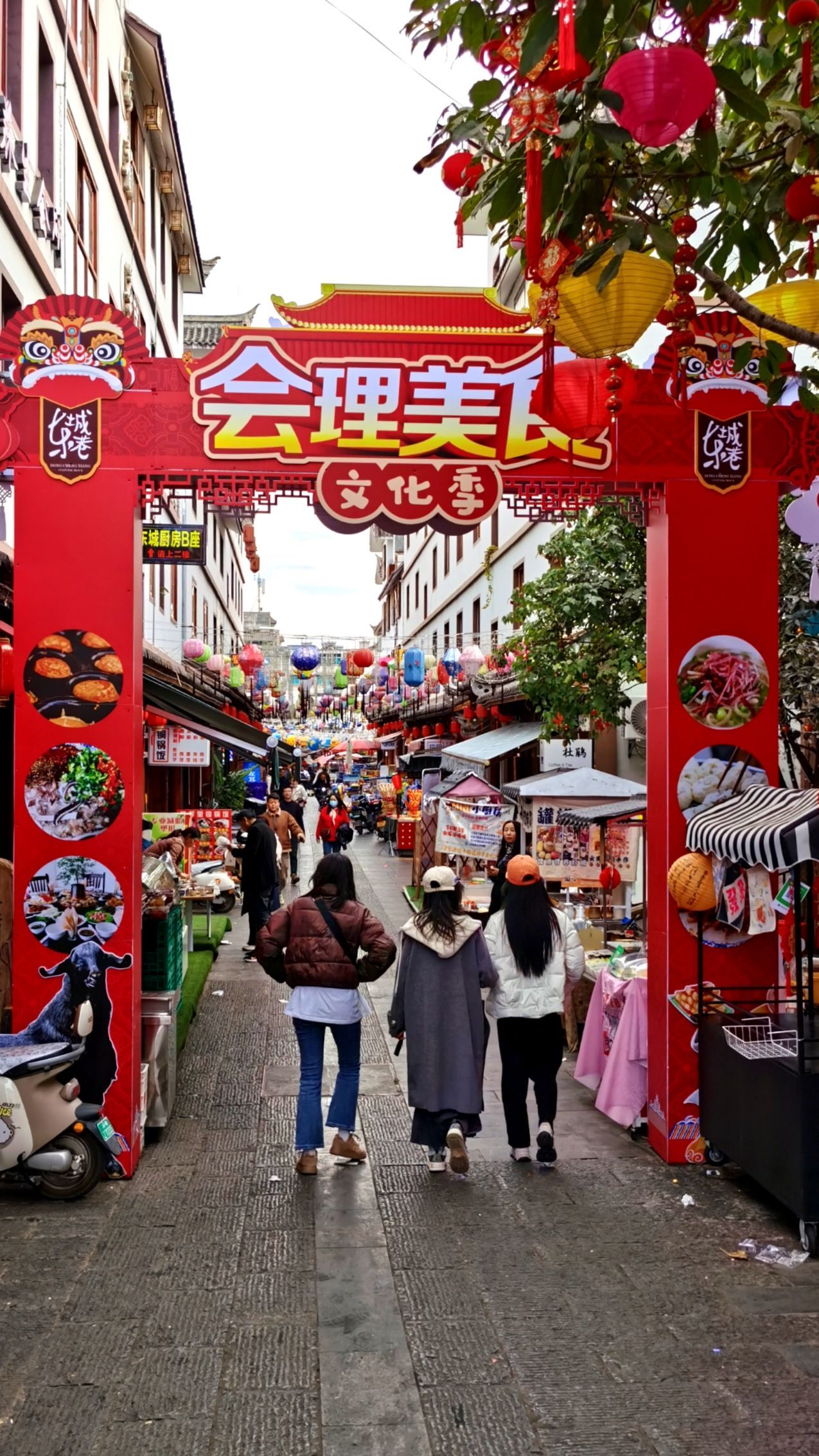 酒店可以停车 房间中规中矩 比较干净 有一次性马桶垫 这点很好 离古城步行不到10分钟 过年的会理古