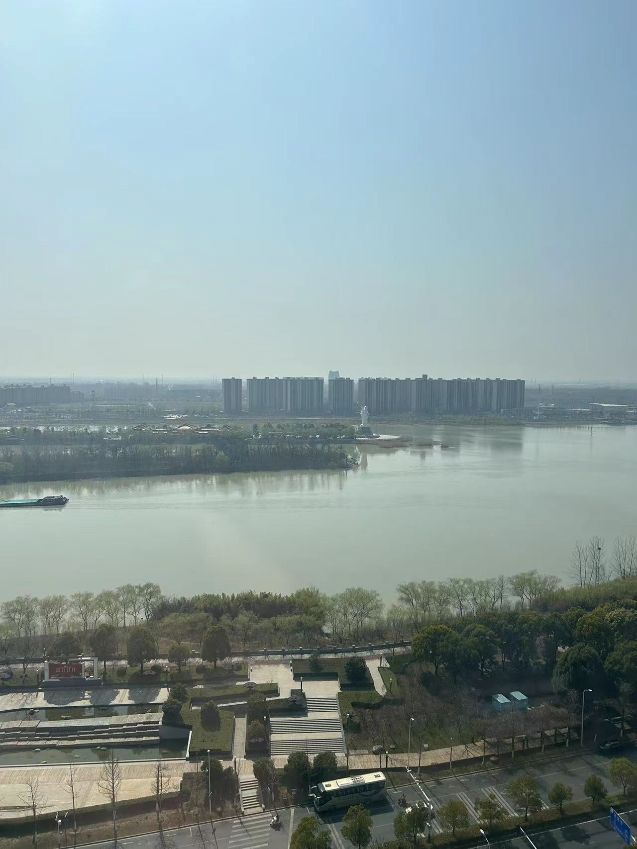 1月18日在泗阳开元名都预定了一间行政河景大床房，房间朝向很棒，透过窗外可以欣赏到泗阳美丽的运河风景