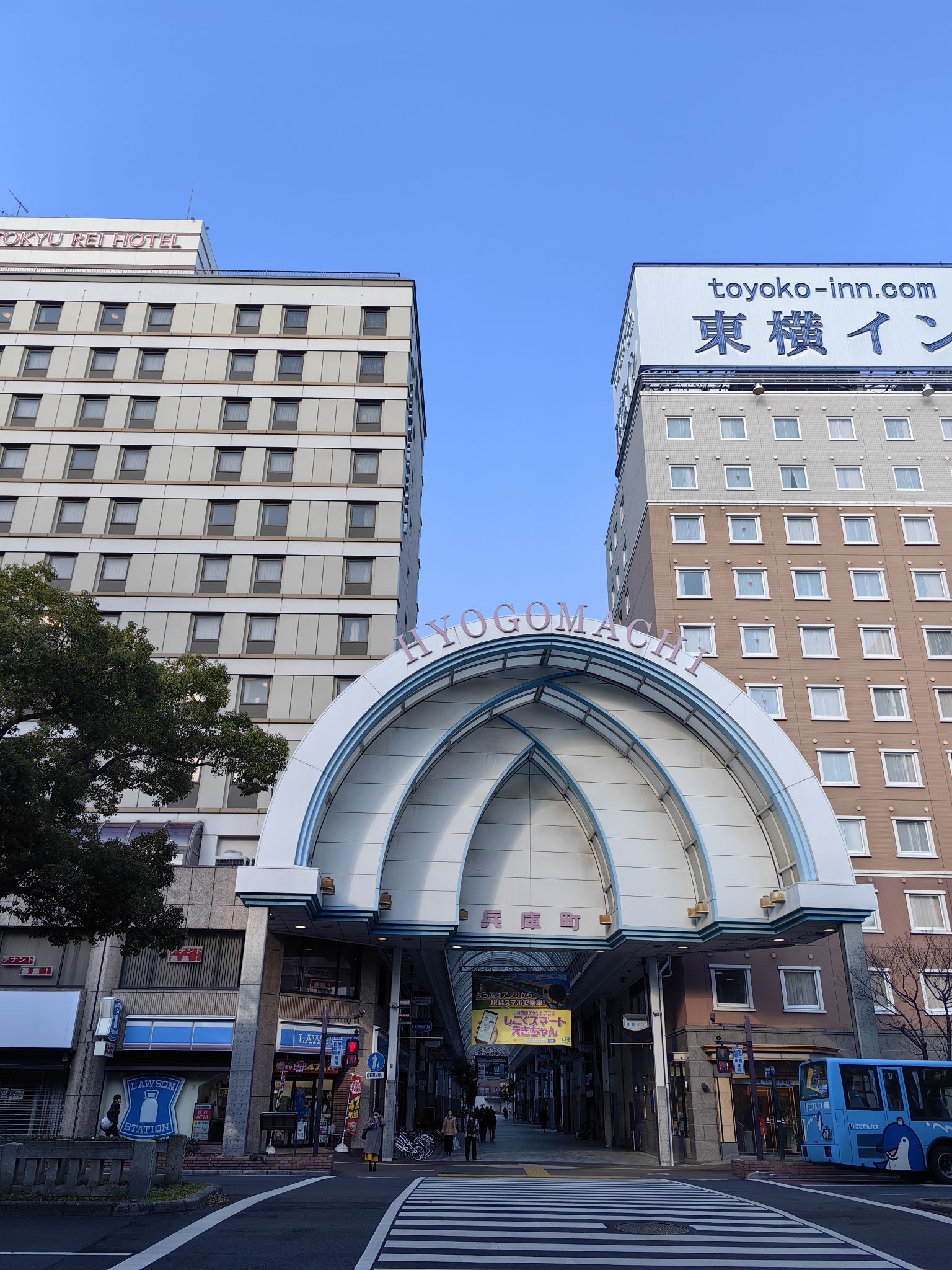 不巧碰到日本假日，平时300的房间，炒到1000多。 不过好在地理位置好，可以步行走到高松站。 楼下