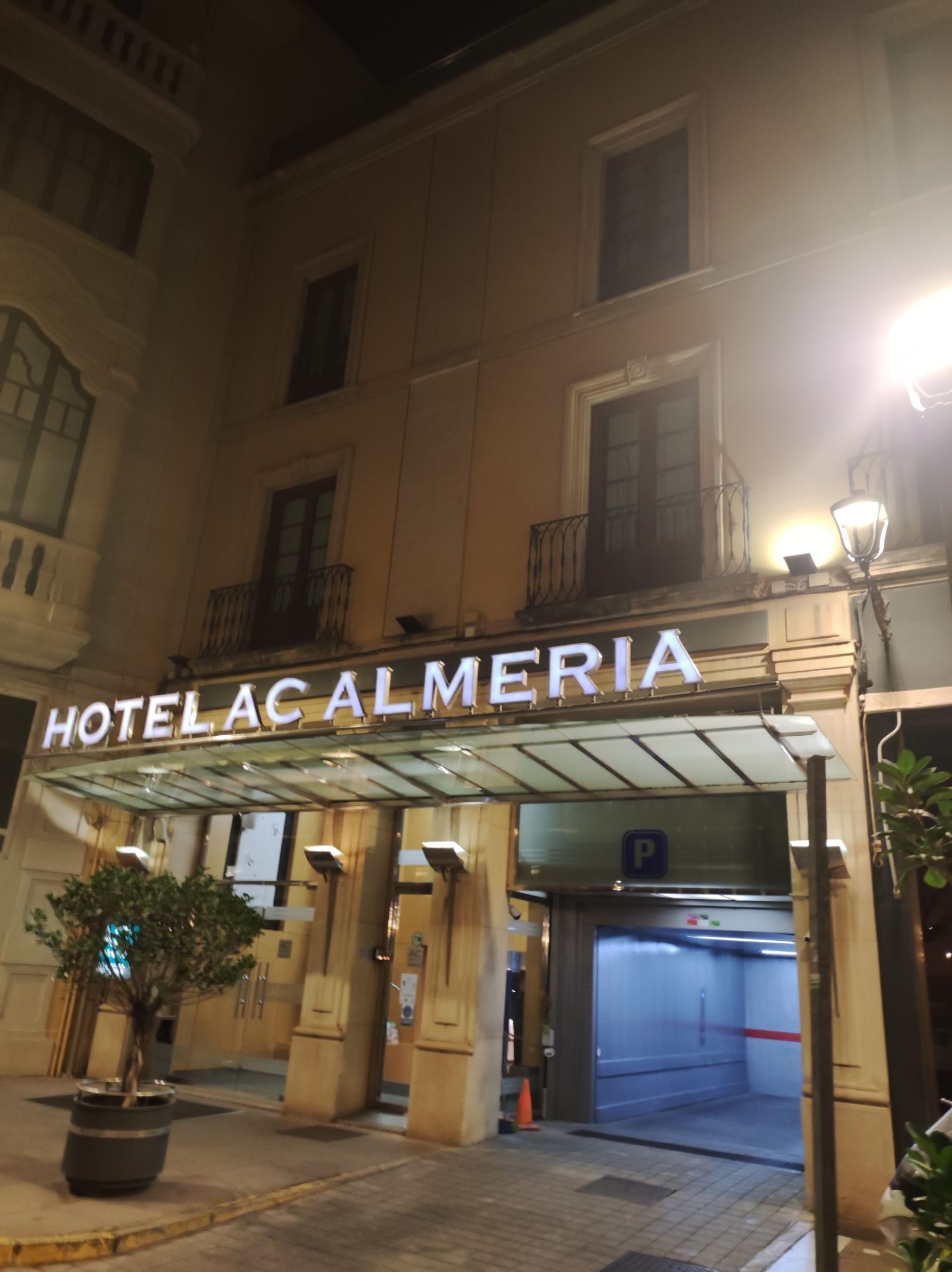 酒店位于阿尔梅利亚老城区，停车或者交15欧停在酒店，或者开出老城之外找个停车位。酒店房间中规中矩床品