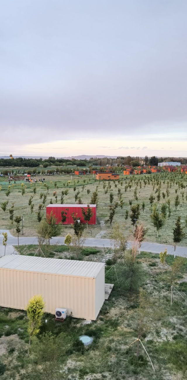 这家房车露营基地非常的大,是非常大! 各