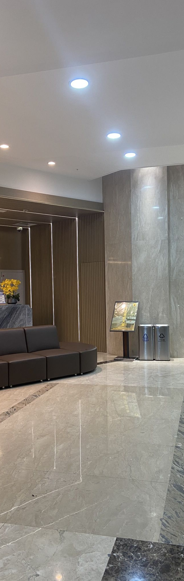 酒店位置很好在市中心距离黄浦江就100米 离外滩3公里